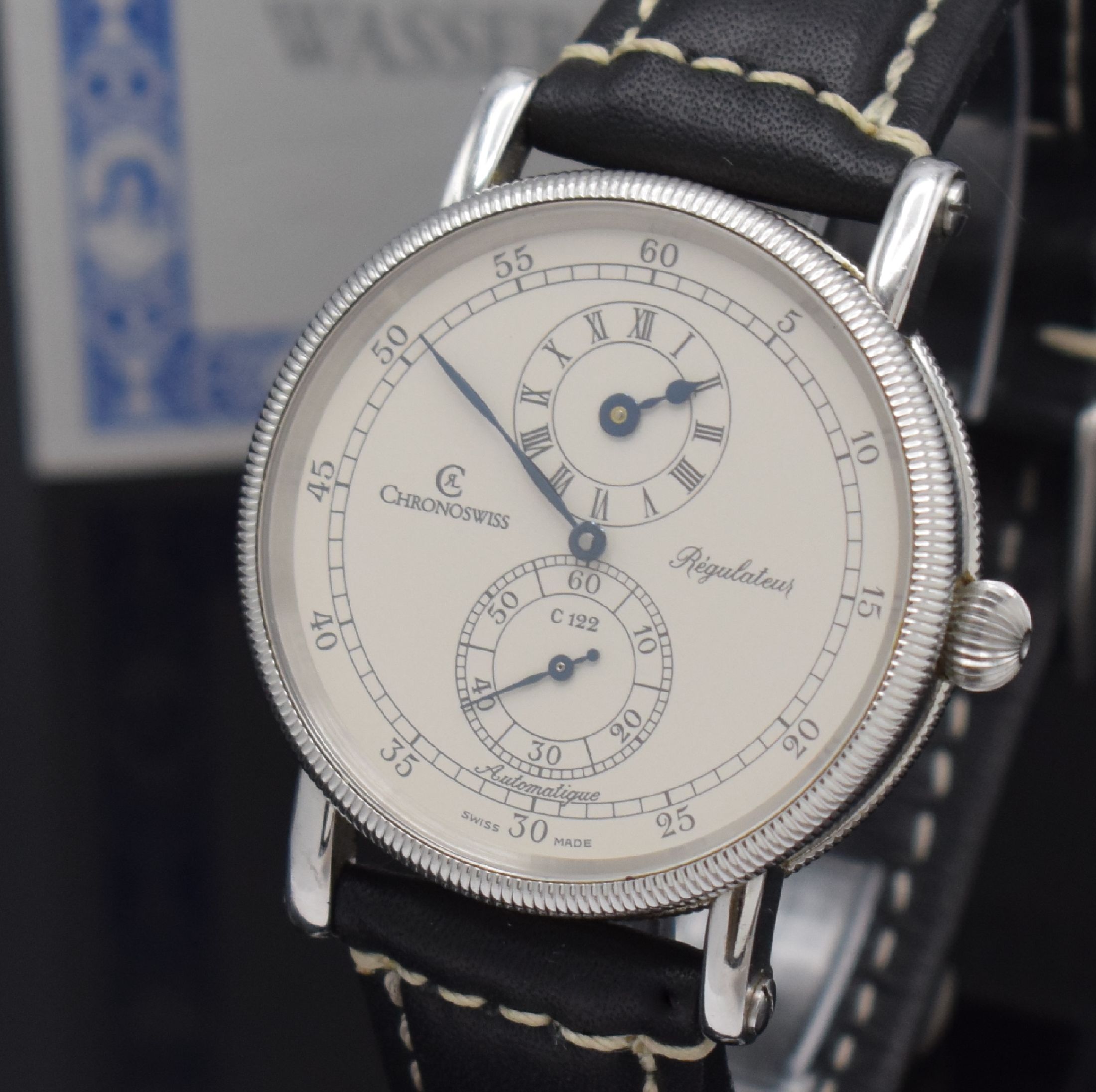 Detail a: CHRONOSWISS Regulateur Herrenarmbanduhr in Stahl Referenz CH 1223, Schweiz um 1994, Automatik, beids. vergl., Boden verschr., geriffelte Lünette, ...