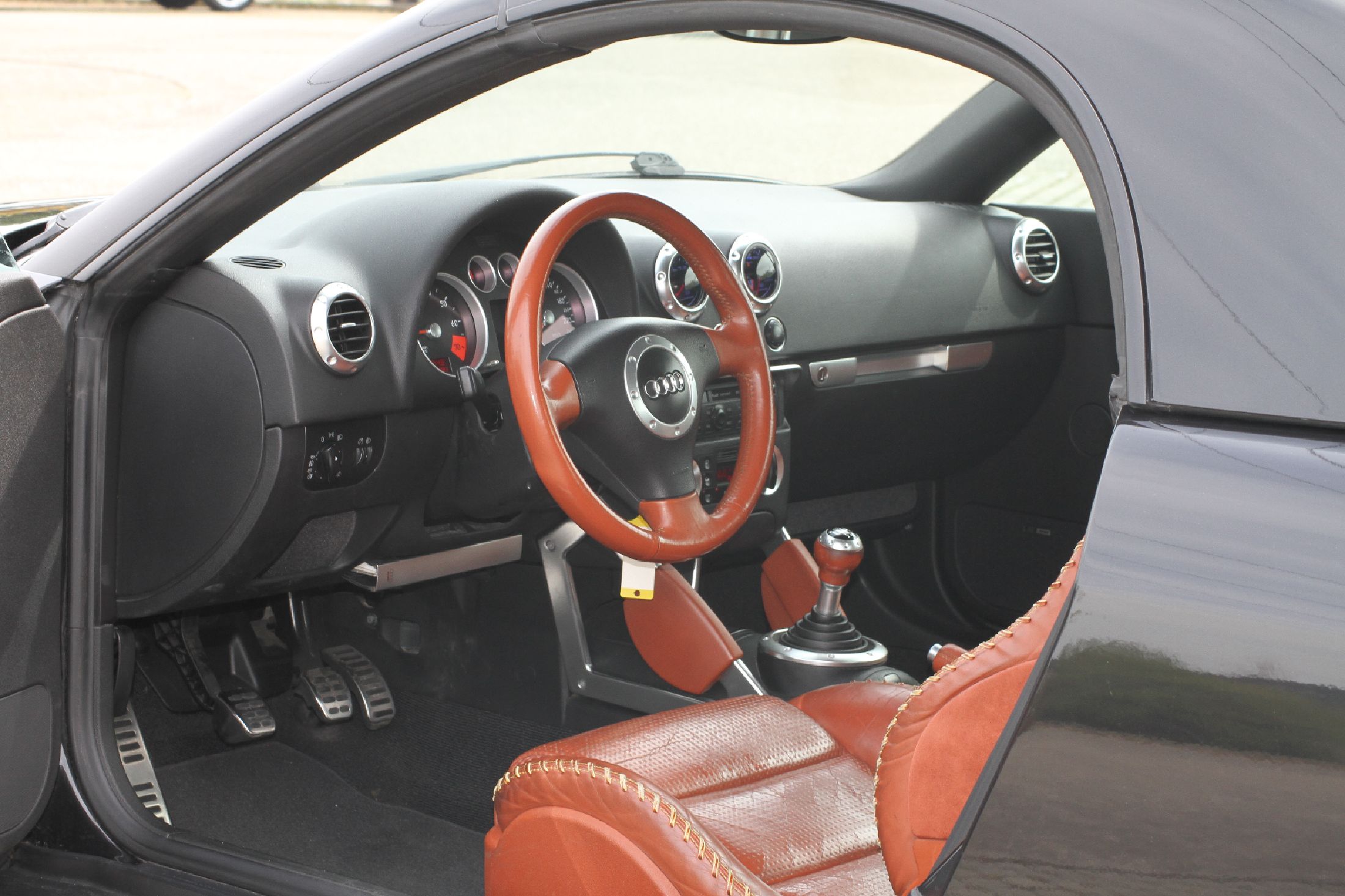 Detail c: Audi TT Cabriolet, Fahrgestellnummer: TRUZZZ8NZ11030391, EZ 03/2001, 3. Hand, Laufleistung ca. 282.982 km abgelesen, HU 03/2025, 132 kW/180 PS, 4 ...