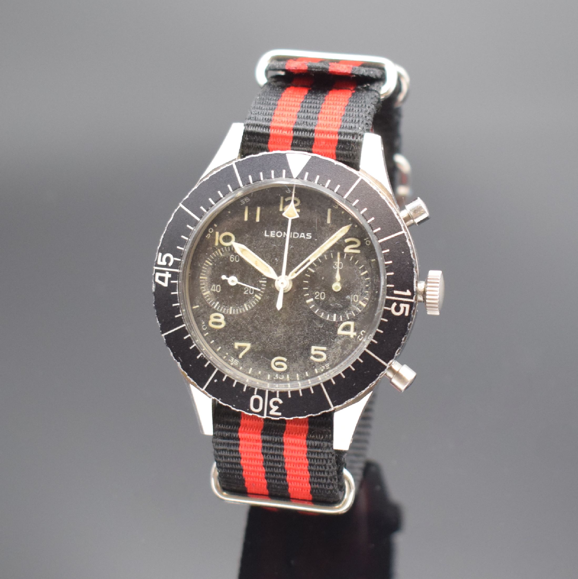 LEONIDAS Fliegerchronograph Kaliber 222 mit Flyback, Schweiz um 1960, Handaufzug, 4- fach verschr. Stahlgeh., schwarze Drehlünette m. 60er-Tlg., ...