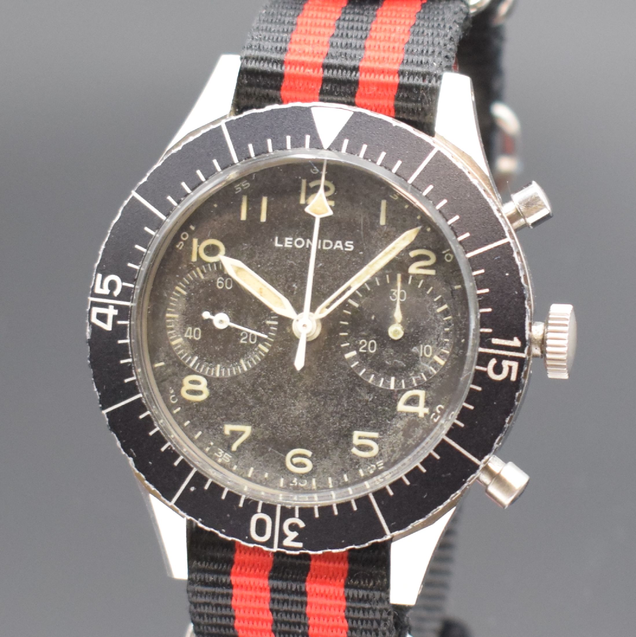 Detail a: LEONIDAS Fliegerchronograph Kaliber 222 mit Flyback, Schweiz um 1960, Handaufzug, 4- fach verschr. Stahlgeh., schwarze Drehlünette m. 60er-Tlg., ...