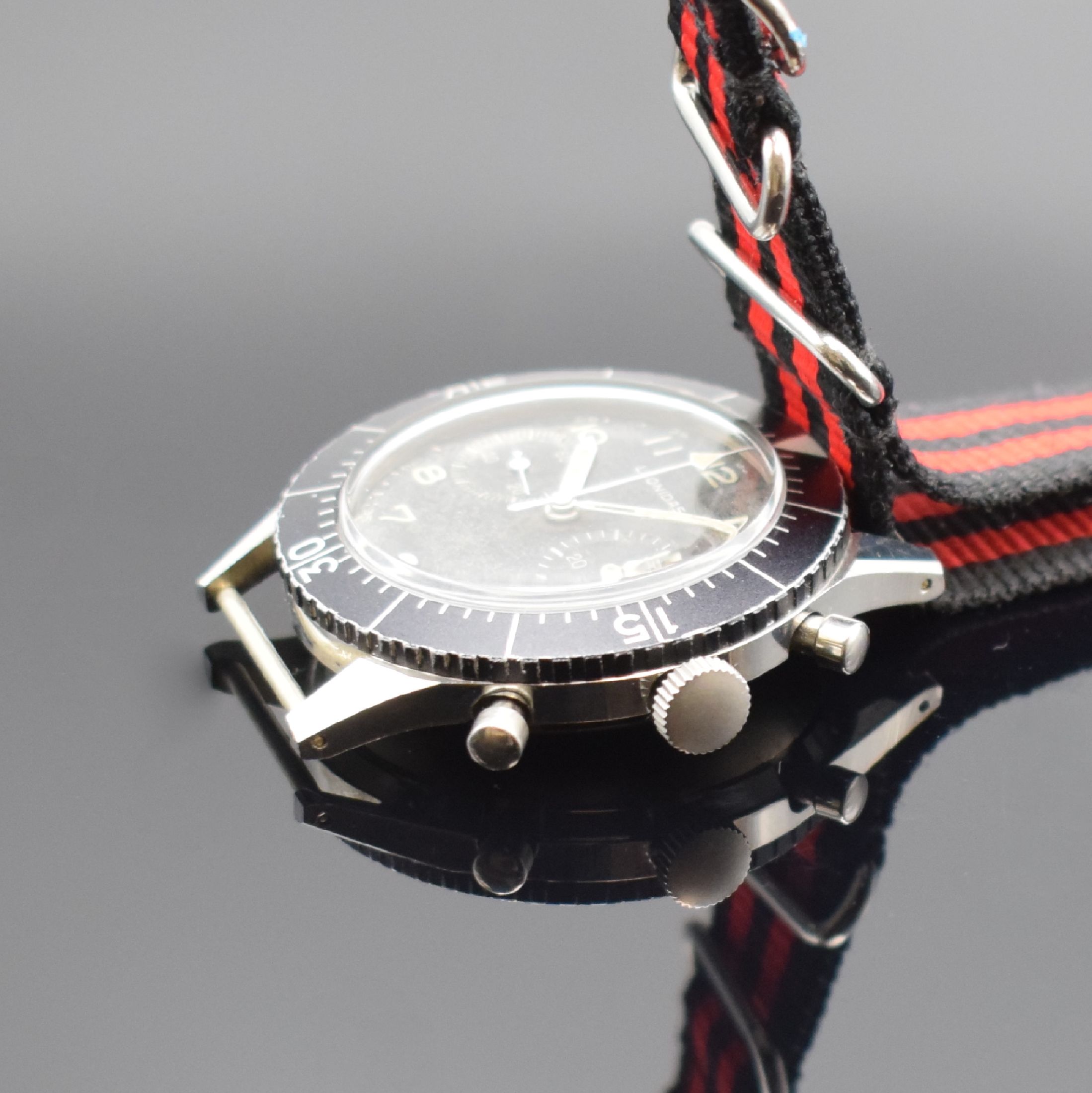 Detail b: LEONIDAS Fliegerchronograph Kaliber 222 mit Flyback, Schweiz um 1960, Handaufzug, 4- fach verschr. Stahlgeh., schwarze Drehlünette m. 60er-Tlg., ...