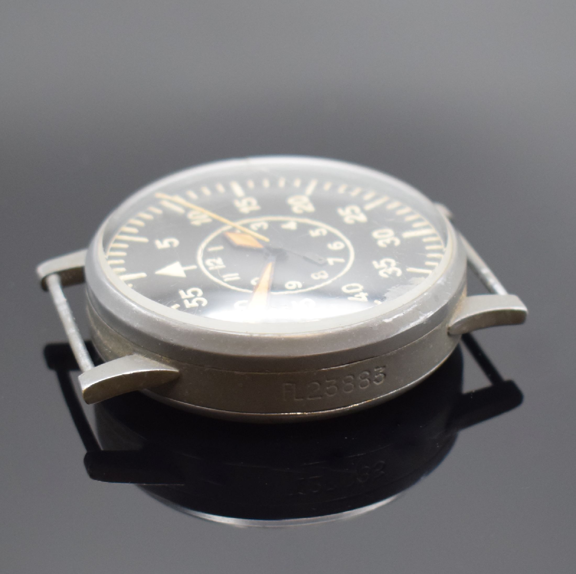 Detail a: LACO große Fliegeruhr FL 23883, Deutschland um 1940, Handaufzug, grau lack. gedr. Geh., orig. Krone und Glas, schwarzes Zifferbl., Leuchtindizes und ...