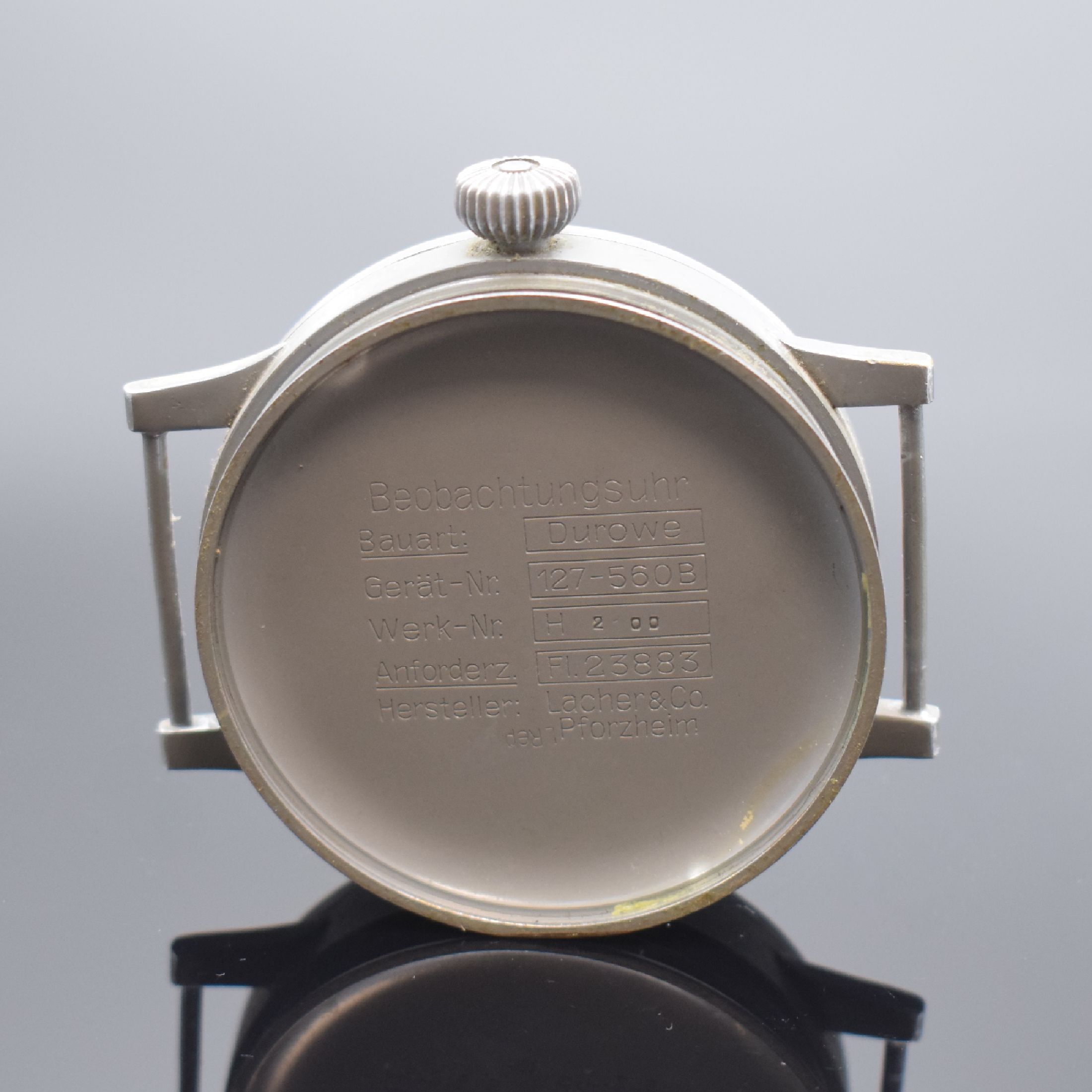 Detail e: LACO große Fliegeruhr FL 23883, Deutschland um 1940, Handaufzug, grau lack. gedr. Geh., orig. Krone und Glas, schwarzes Zifferbl., Leuchtindizes und ...