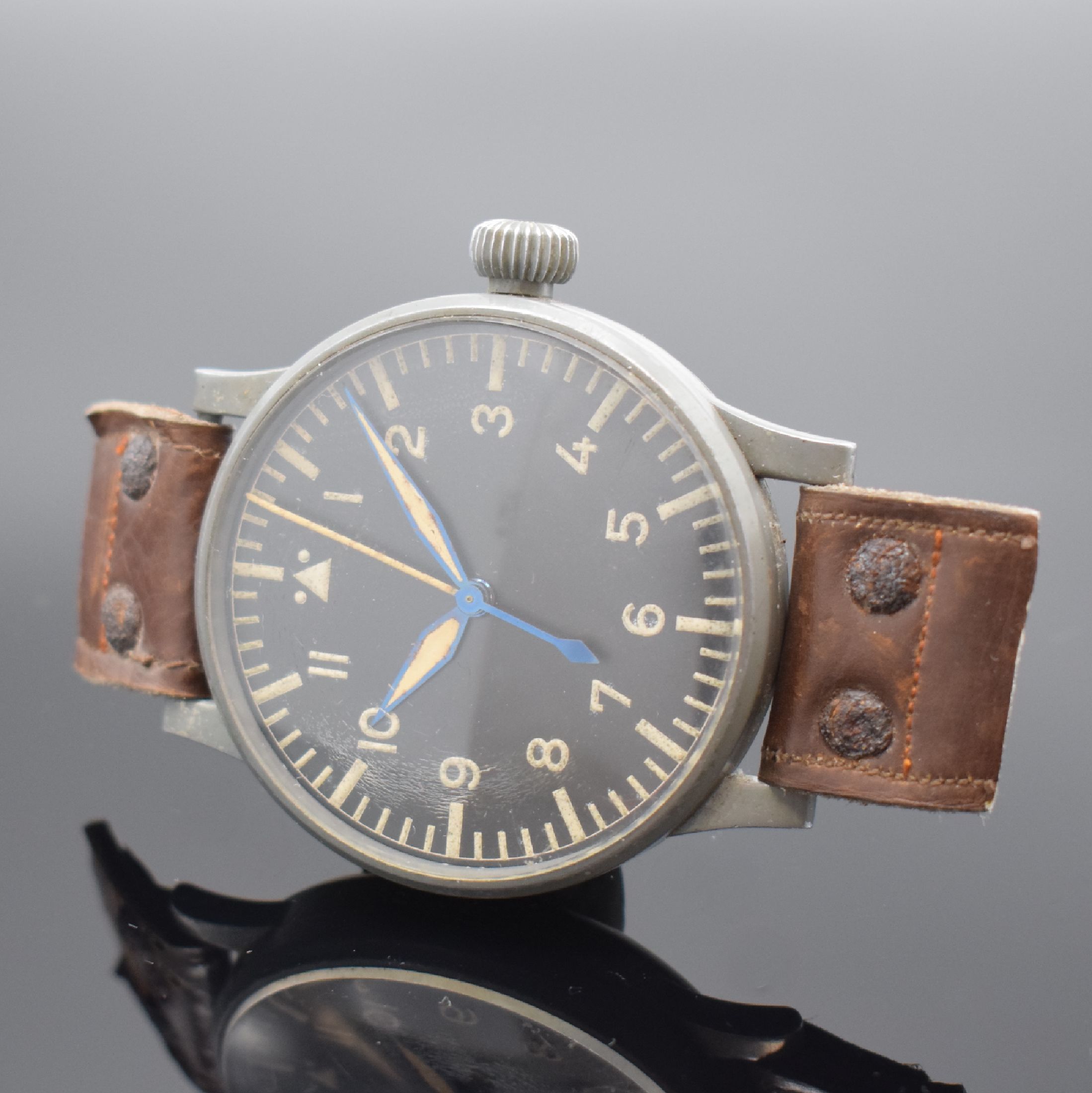 STOWA große Fliegeruhr FL 23883, Deutschland um 1940, Handaufzug, grau lack. Geh., Boden und Glasrand aufgedr., orig. Krone und Glas, schwarz. ...
