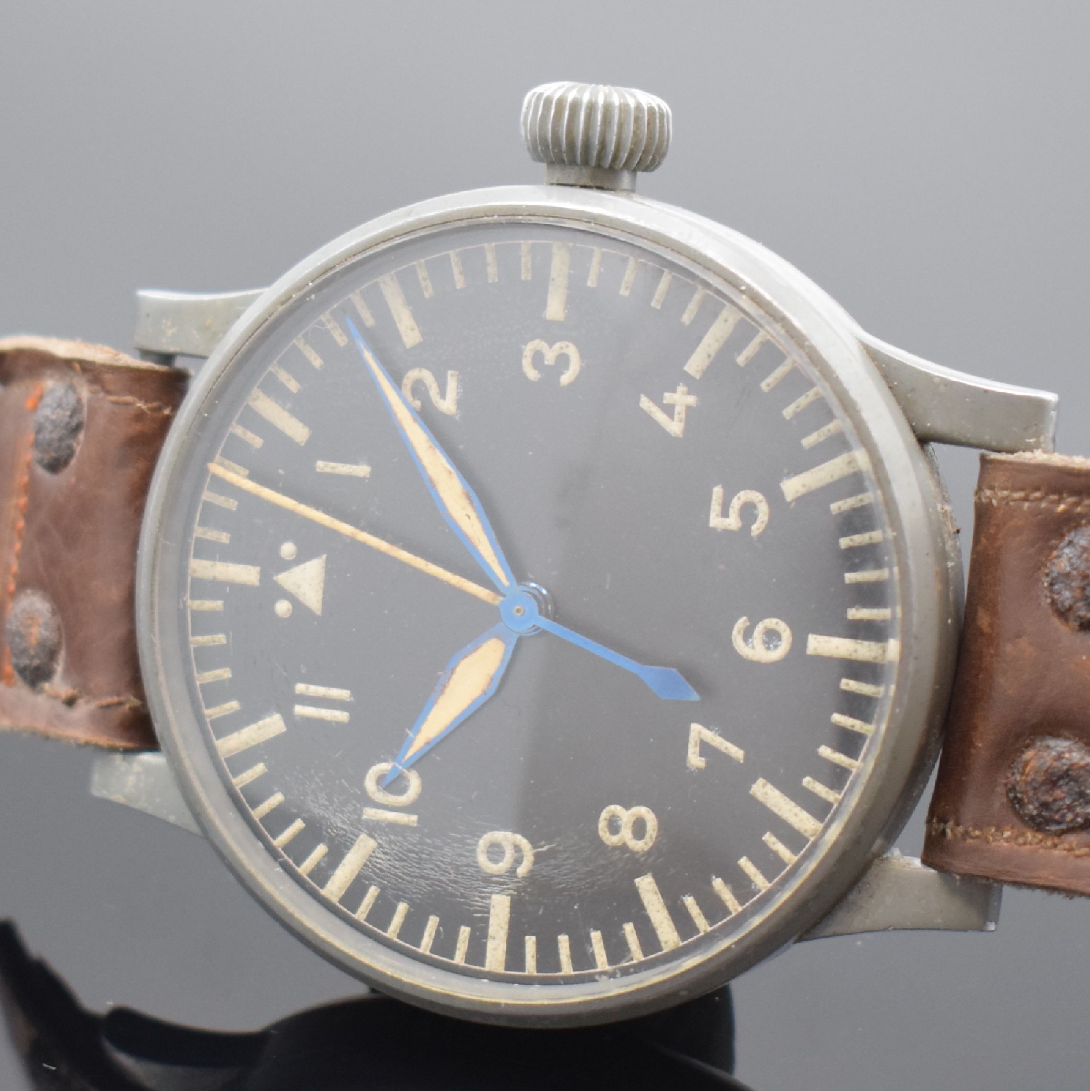 Detail a: STOWA große Fliegeruhr FL 23883, Deutschland um 1940, Handaufzug, grau lack. Geh., Boden und Glasrand aufgedr., orig. Krone und Glas, schwarz. ...