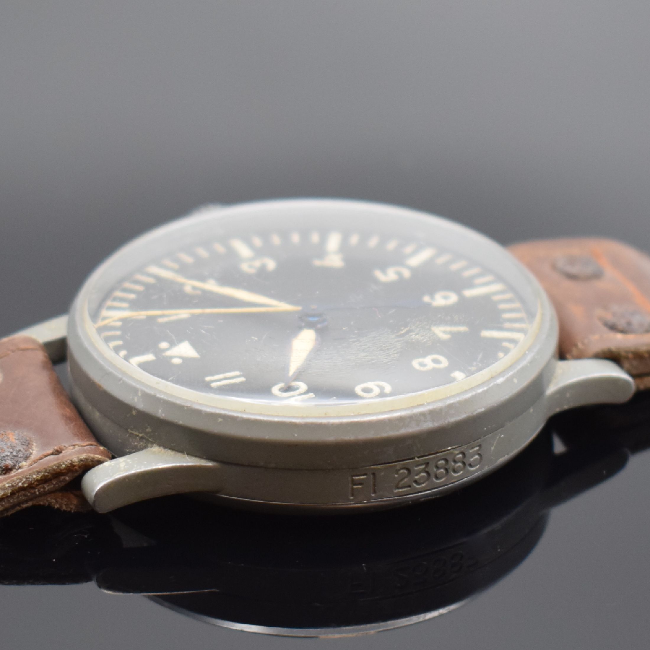 Detail b: STOWA große Fliegeruhr FL 23883, Deutschland um 1940, Handaufzug, grau lack. Geh., Boden und Glasrand aufgedr., orig. Krone und Glas, schwarz. ...