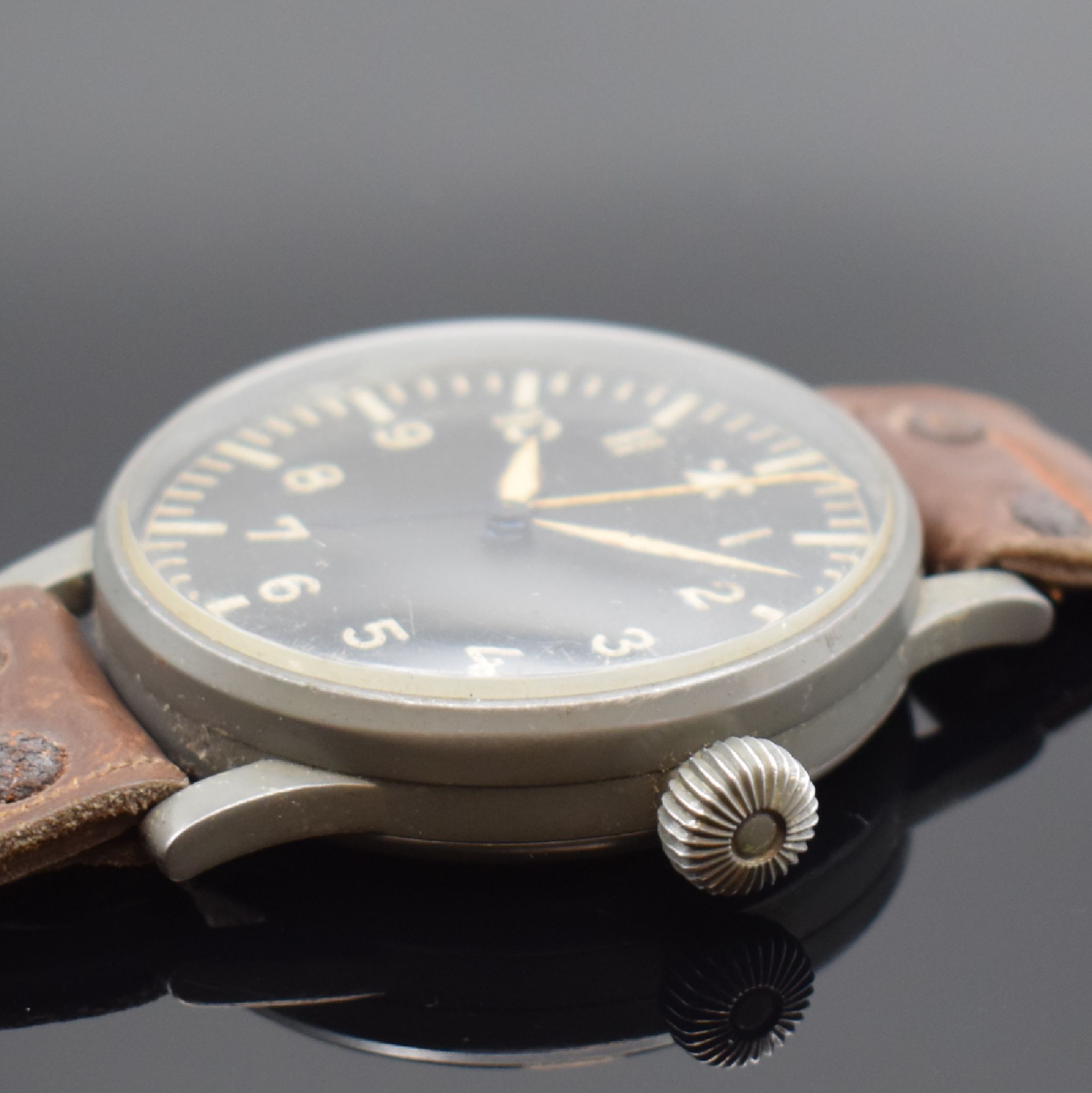 Detail c: STOWA große Fliegeruhr FL 23883, Deutschland um 1940, Handaufzug, grau lack. Geh., Boden und Glasrand aufgedr., orig. Krone und Glas, schwarz. ...