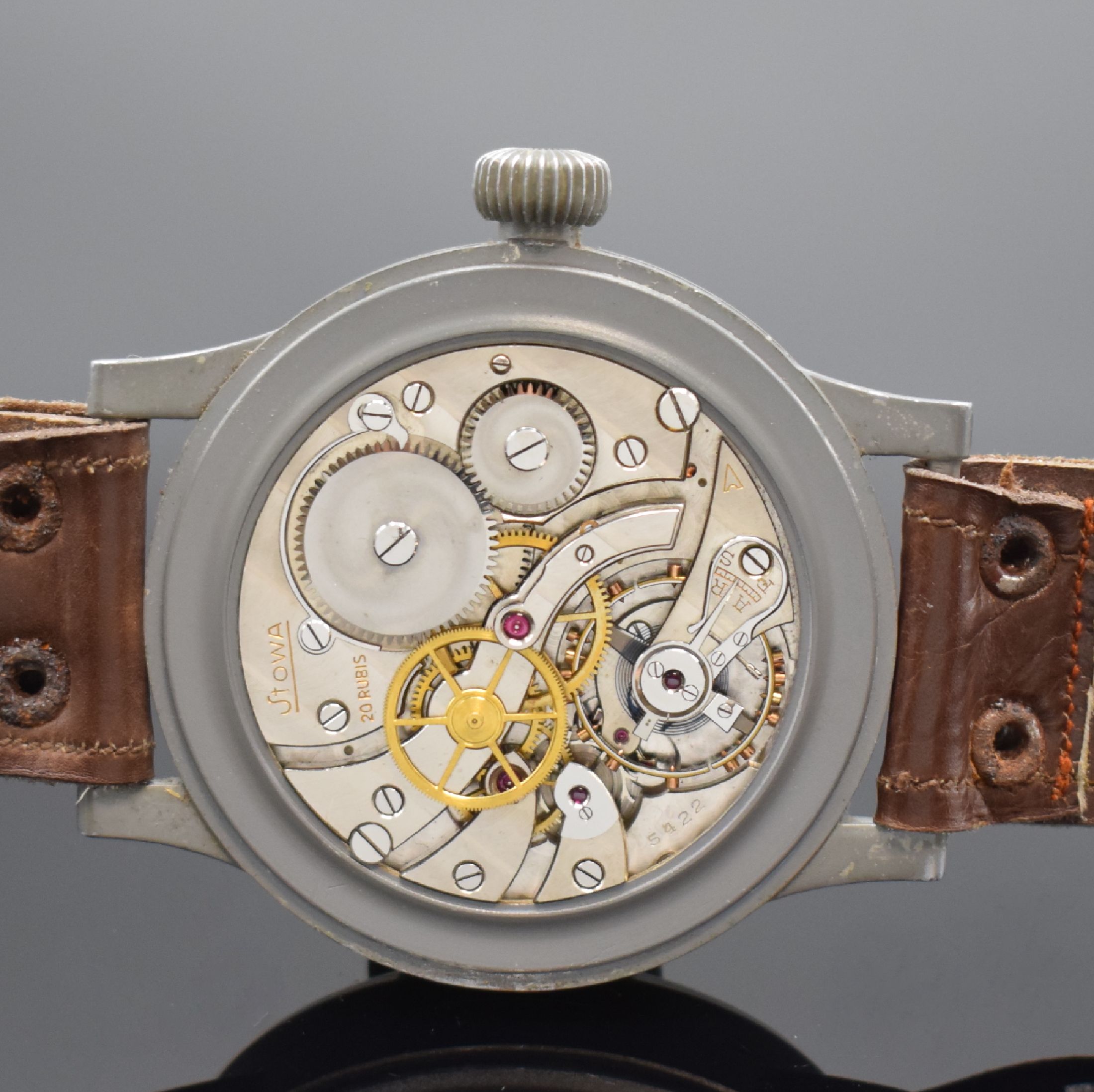 Detail e: STOWA große Fliegeruhr FL 23883, Deutschland um 1940, Handaufzug, grau lack. Geh., Boden und Glasrand aufgedr., orig. Krone und Glas, schwarz. ...
