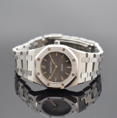Image 26600036 - AUDEMARS PIGUET ladies wristwatch series Royal Oak, quartz, stainless steel case including bracelet with deployant clasp, bezel screwed down against back with 8 screws, tapestry dial with raised Baton- indices, Baton-hands, diameter approx. 26 mm, length approx. 16,5 cm, condition 2-3