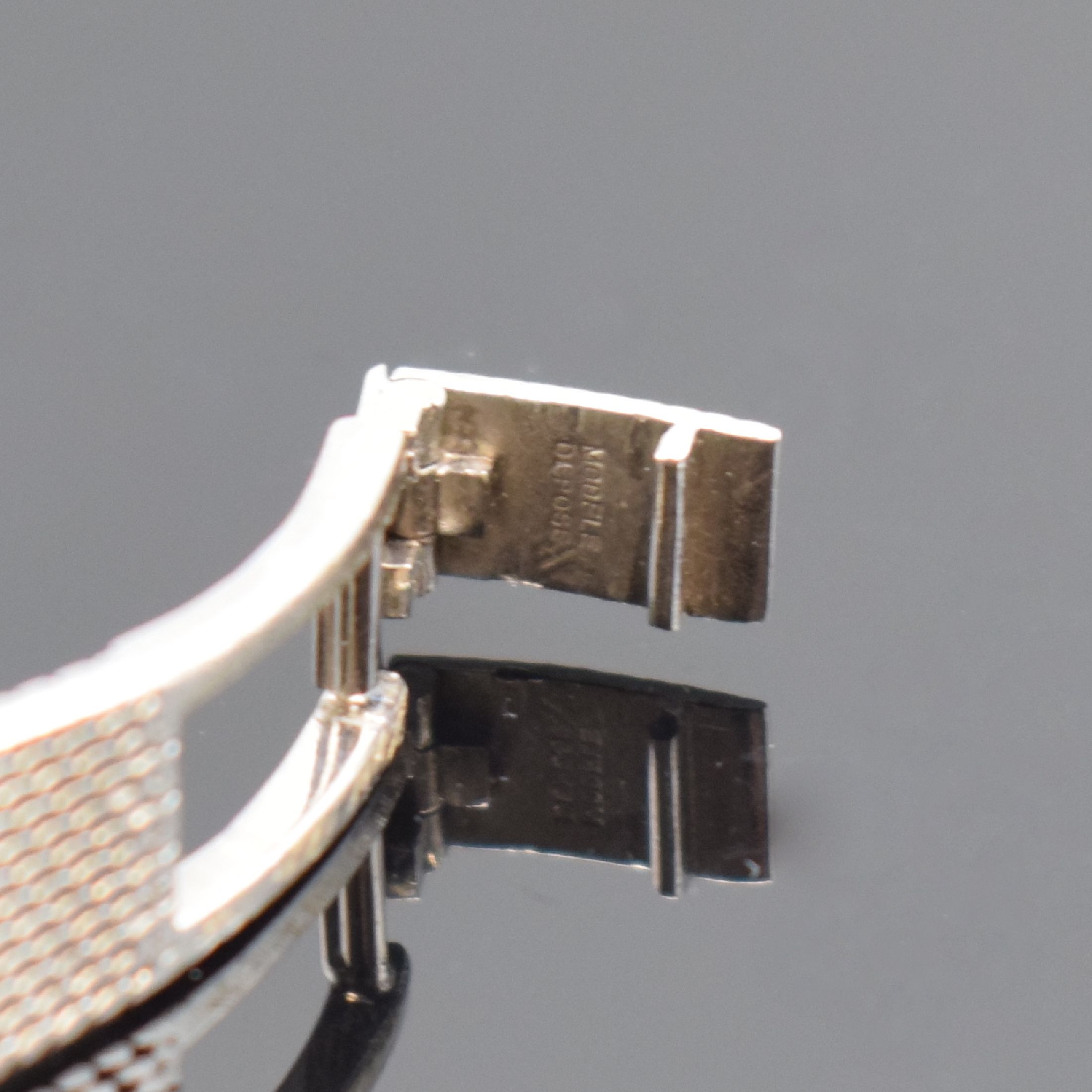 Detail b: CARTIER / PIAGET diamantbesetzte Damenarmbanduhr in WG 750/000, Schweiz um 1970, Handaufzug, 4-fach verschr. Piaget-Geh., anges. Milanaiseband ...