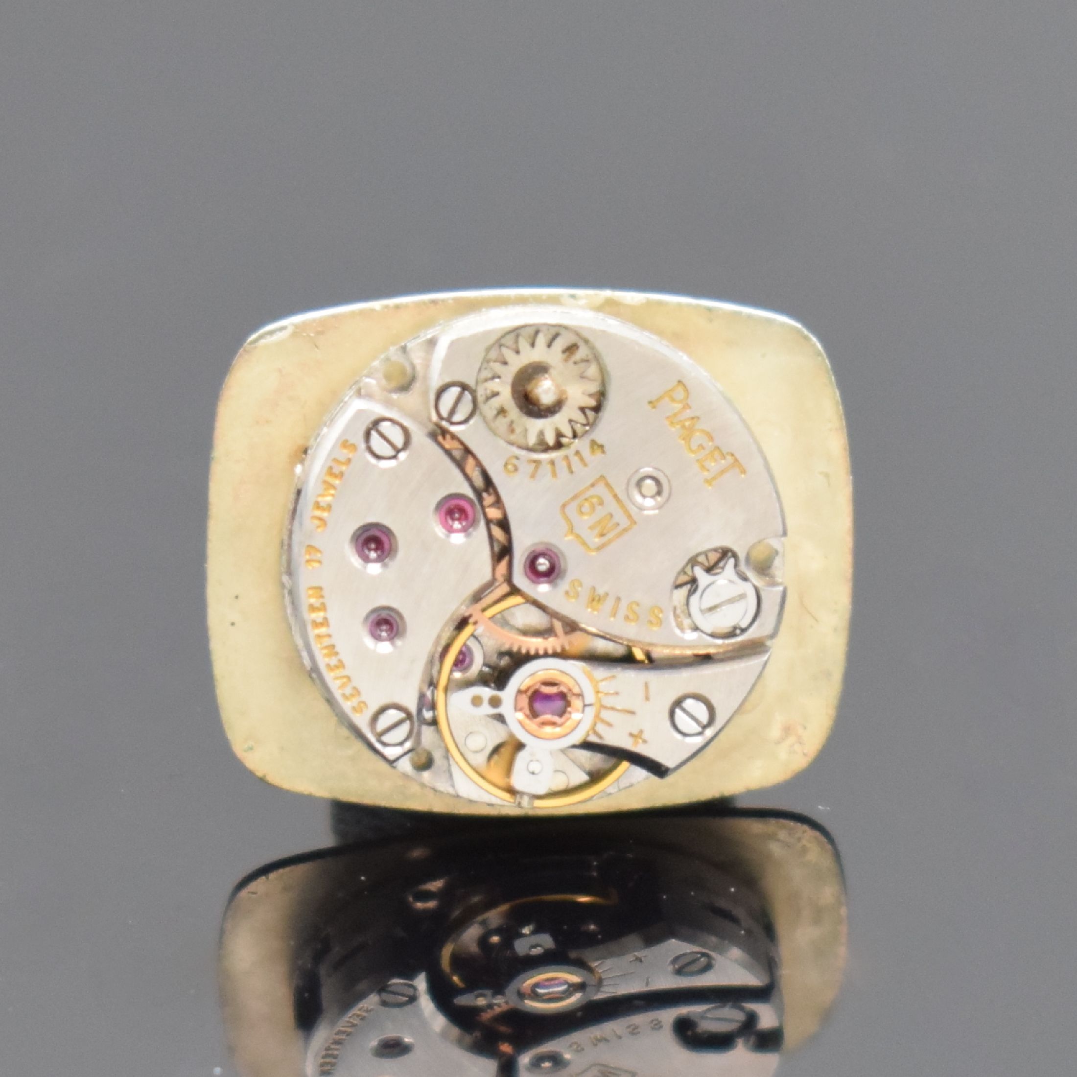 Detail d: CARTIER / PIAGET diamantbesetzte Damenarmbanduhr in WG 750/000, Schweiz um 1970, Handaufzug, 4-fach verschr. Piaget-Geh., anges. Milanaiseband ...