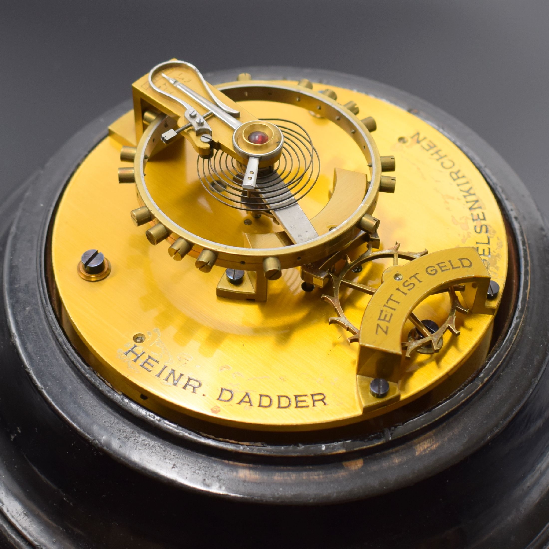 Detail a: GANGMODELL mit Glashütter Ankerhemmung von Heinr. Dadder, Gelsenkirchen, Deutschland um 1900, orig. gedrehter Holzsockel, geschwärzt, Glasdom ...