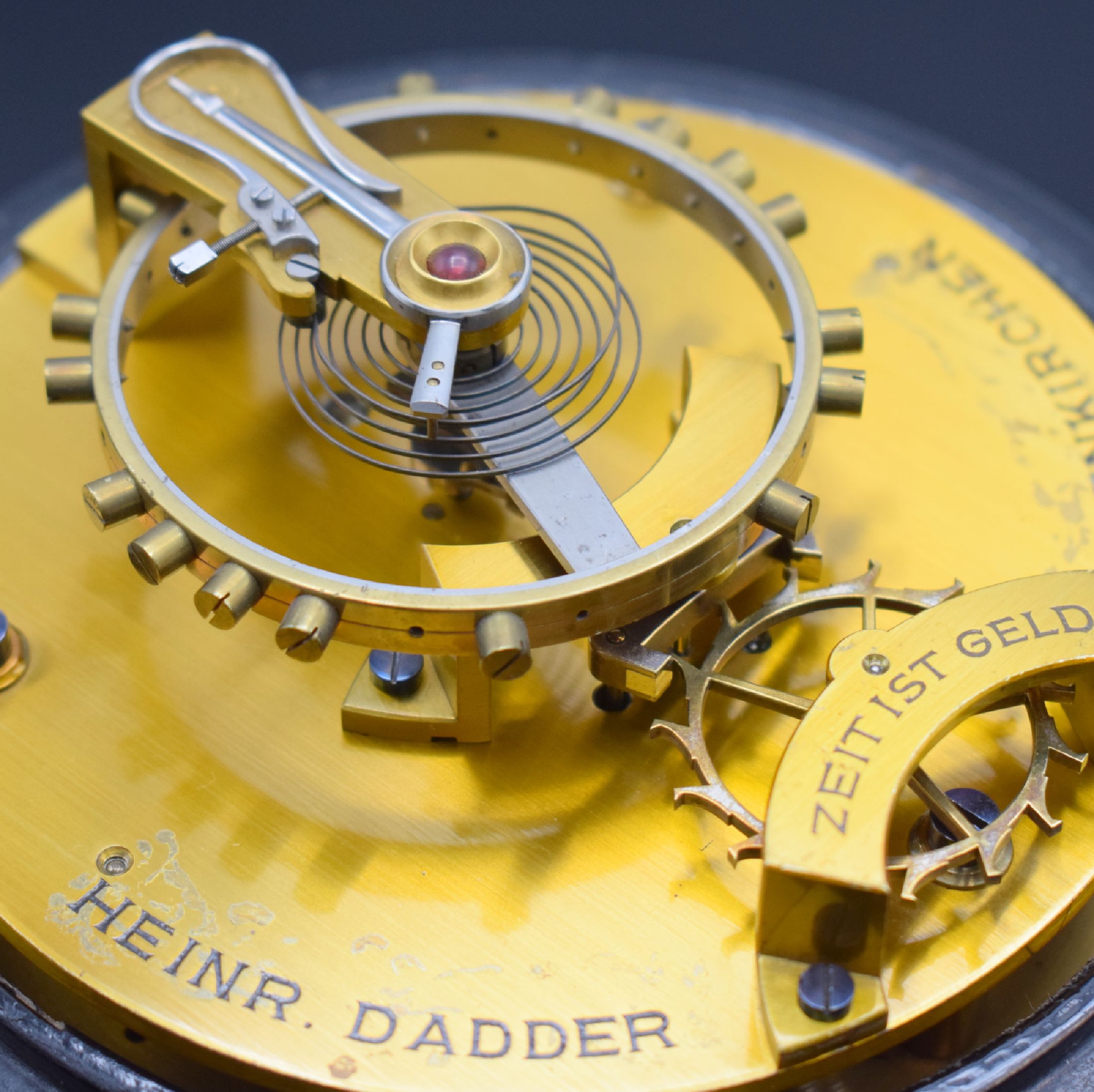 Detail c: GANGMODELL mit Glashütter Ankerhemmung von Heinr. Dadder, Gelsenkirchen, Deutschland um 1900, orig. gedrehter Holzsockel, geschwärzt, Glasdom ...