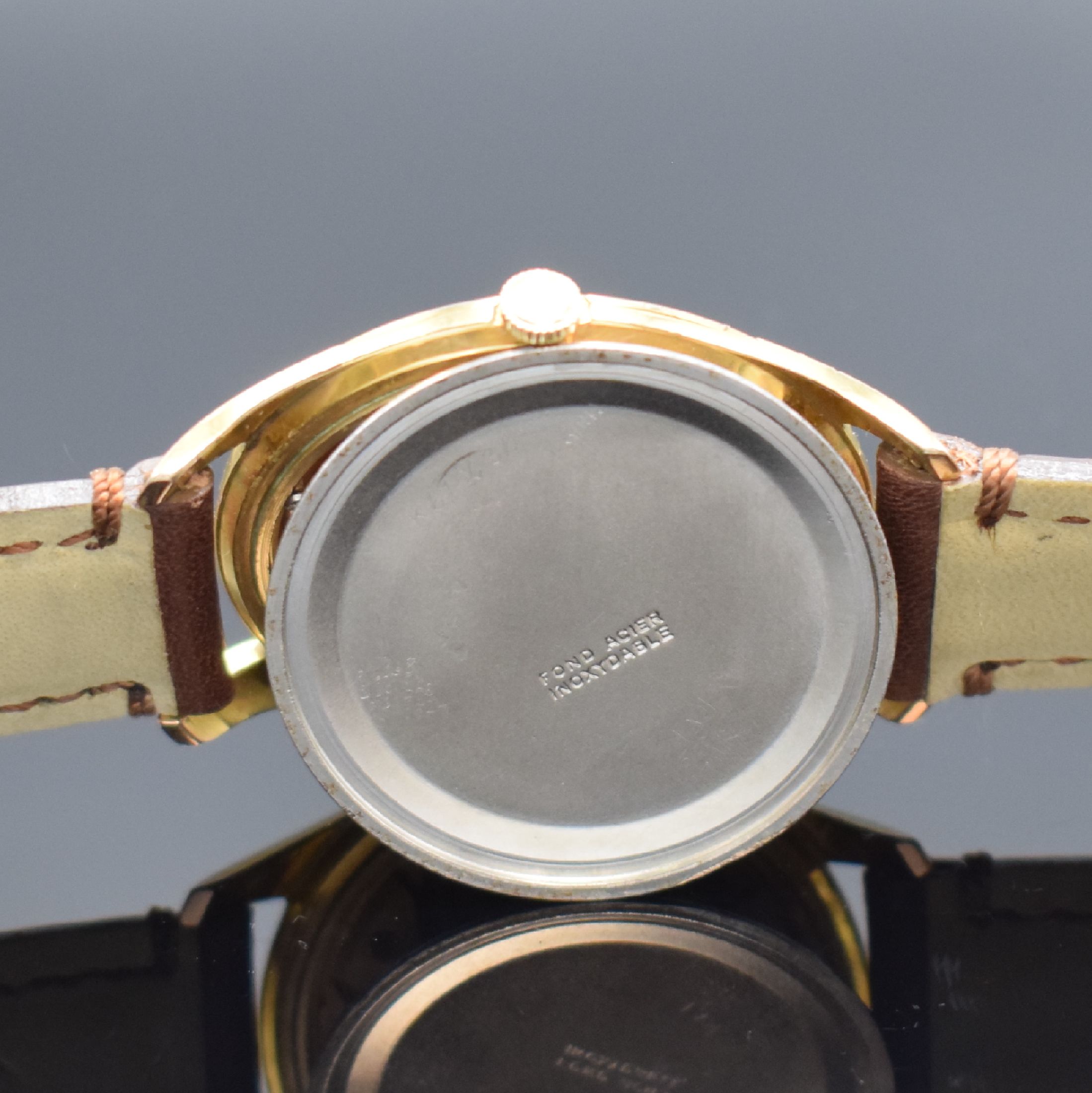 Detail e: REVUE Centenaire Kaliber 81 große Herrenarmbanduhr, Schweiz um 1955, Handaufzug, verg. Geh., gedr. Stahlboden, silb. Zifferbl. pat., gold. Indizes ...