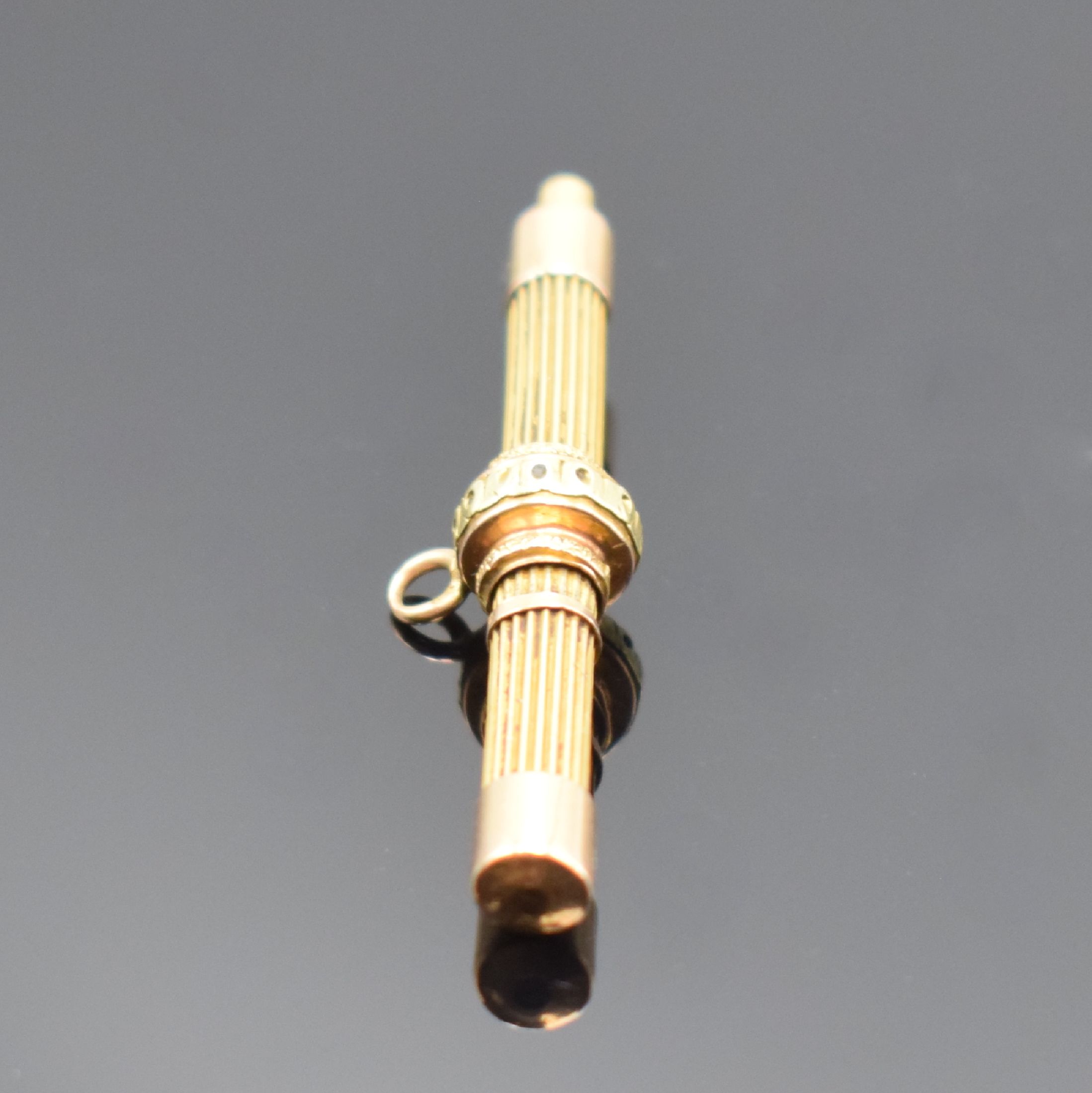Detail a: 5 Taschenuhrschlüssel in RG 750/000, um 1830, Knebel-förmig, teilweise verziert, 2 mit Schmucksteinen bes., 1 x mehrfarbiges Gold, gebrauchsfähig