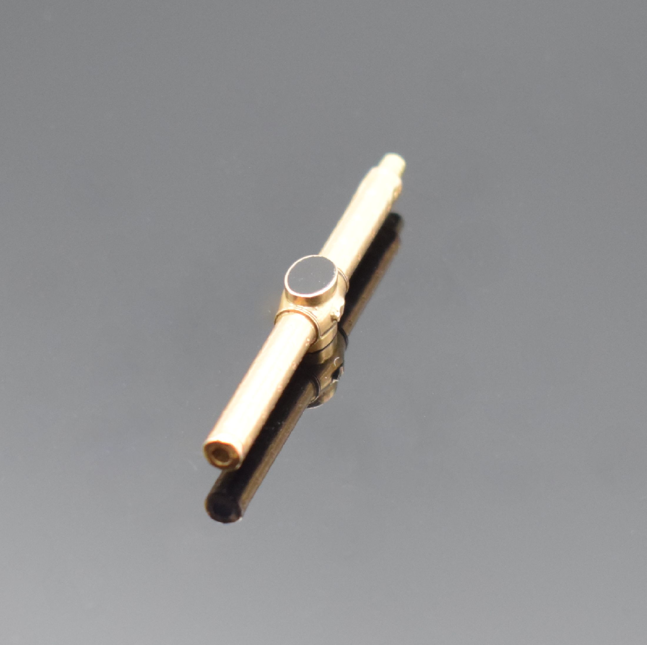Detail d: 5 Taschenuhrschlüssel in RG 750/000, um 1830, Knebel-förmig, teilweise verziert, 2 mit Schmucksteinen bes., 1 x mehrfarbiges Gold, gebrauchsfähig