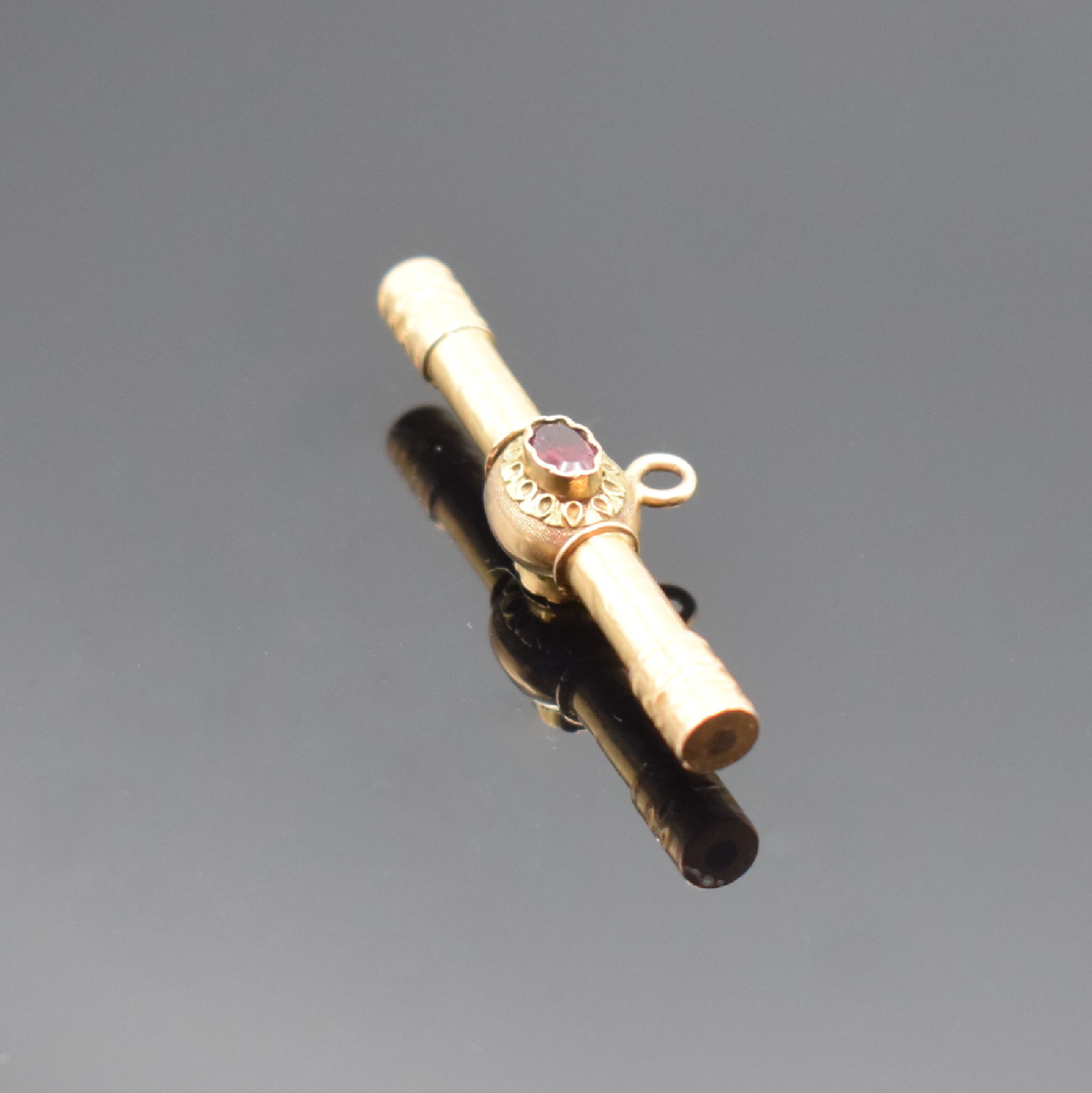 Detail e: 5 Taschenuhrschlüssel in RG 750/000, um 1830, Knebel-förmig, teilweise verziert, 2 mit Schmucksteinen bes., 1 x mehrfarbiges Gold, gebrauchsfähig