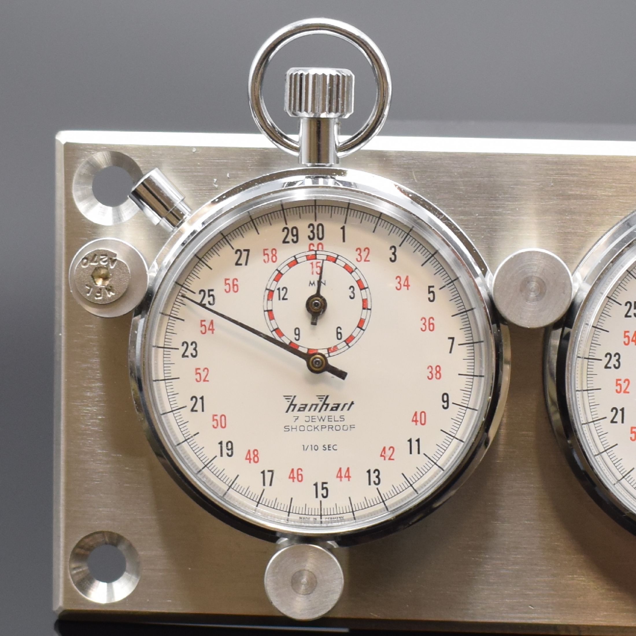 Detail a: HANHART Dashboard mit 2 Stoppuhren, Deutschland um 1970, verchromte Geh., Boden u. Glasrand aufgedr., auf moderne Edelstahlplatte montiert, weiße ...