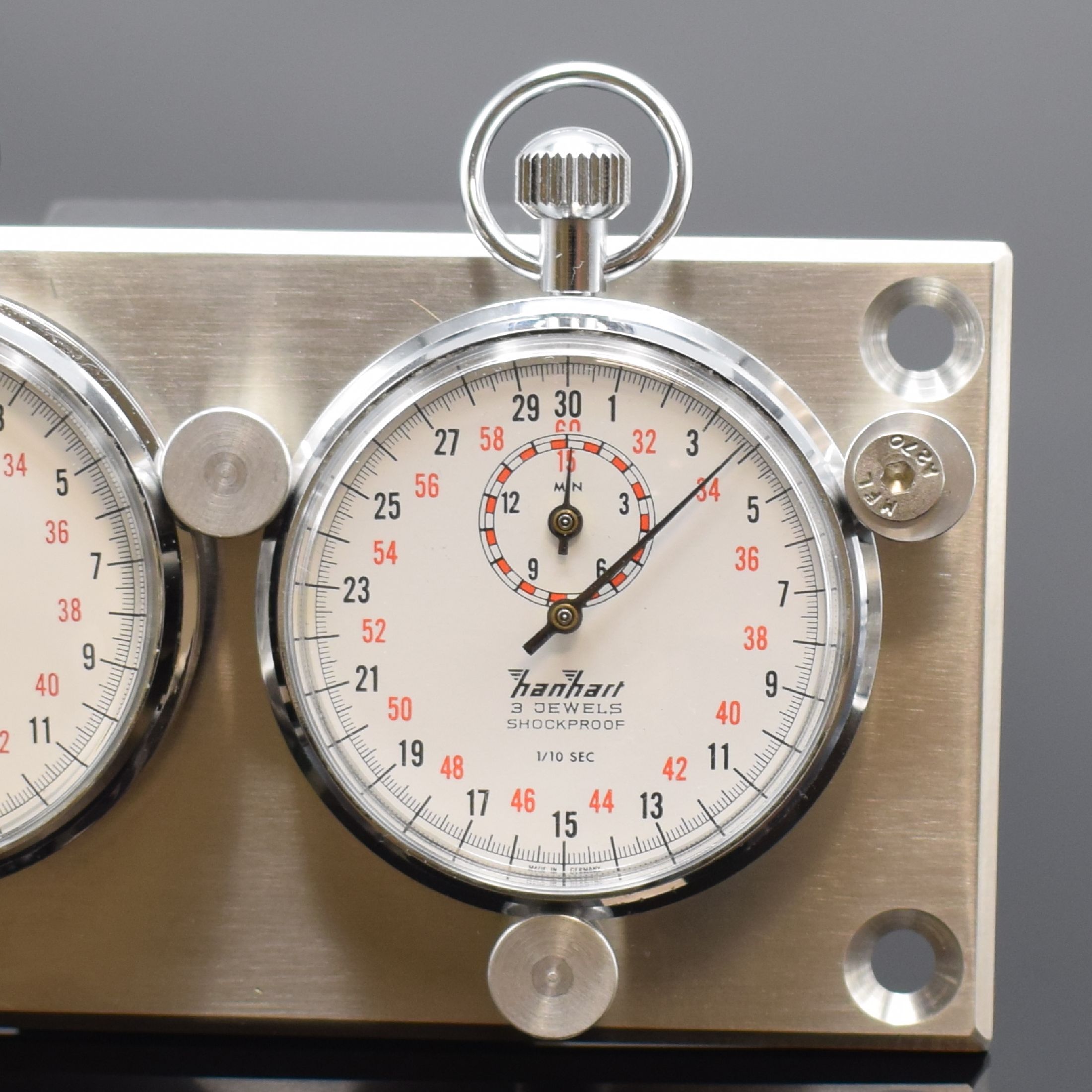 Detail b: HANHART Dashboard mit 2 Stoppuhren, Deutschland um 1970, verchromte Geh., Boden u. Glasrand aufgedr., auf moderne Edelstahlplatte montiert, weiße ...