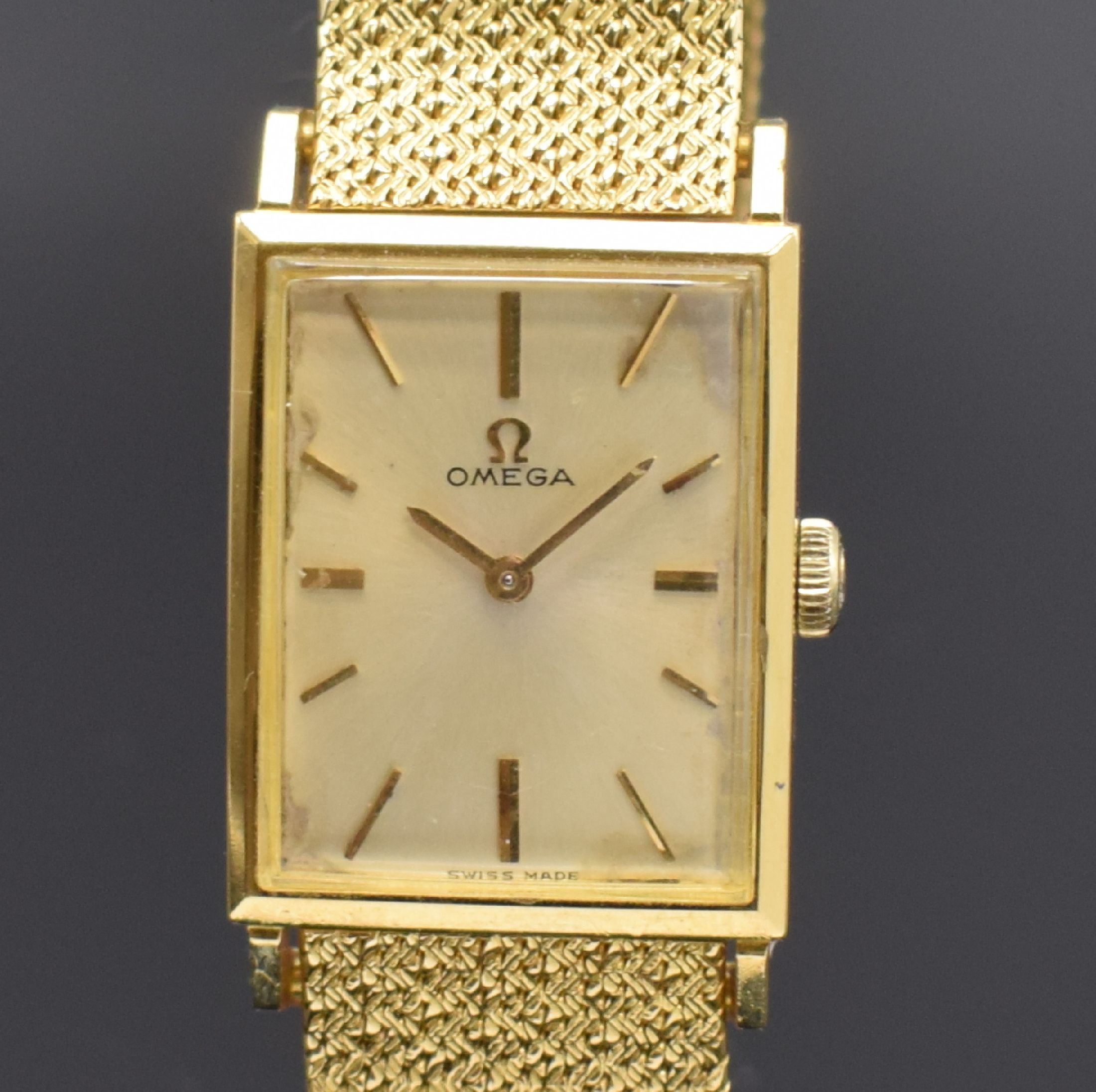 Detail a: OMEGA Armbanduhr in GG 750/000, Schweiz um 1965, Handaufzug, Boden aufgedr., silb. Zifferbl. m. aufgel. gold. Std.-Ind. und Zeigern pat., rotverg. ...