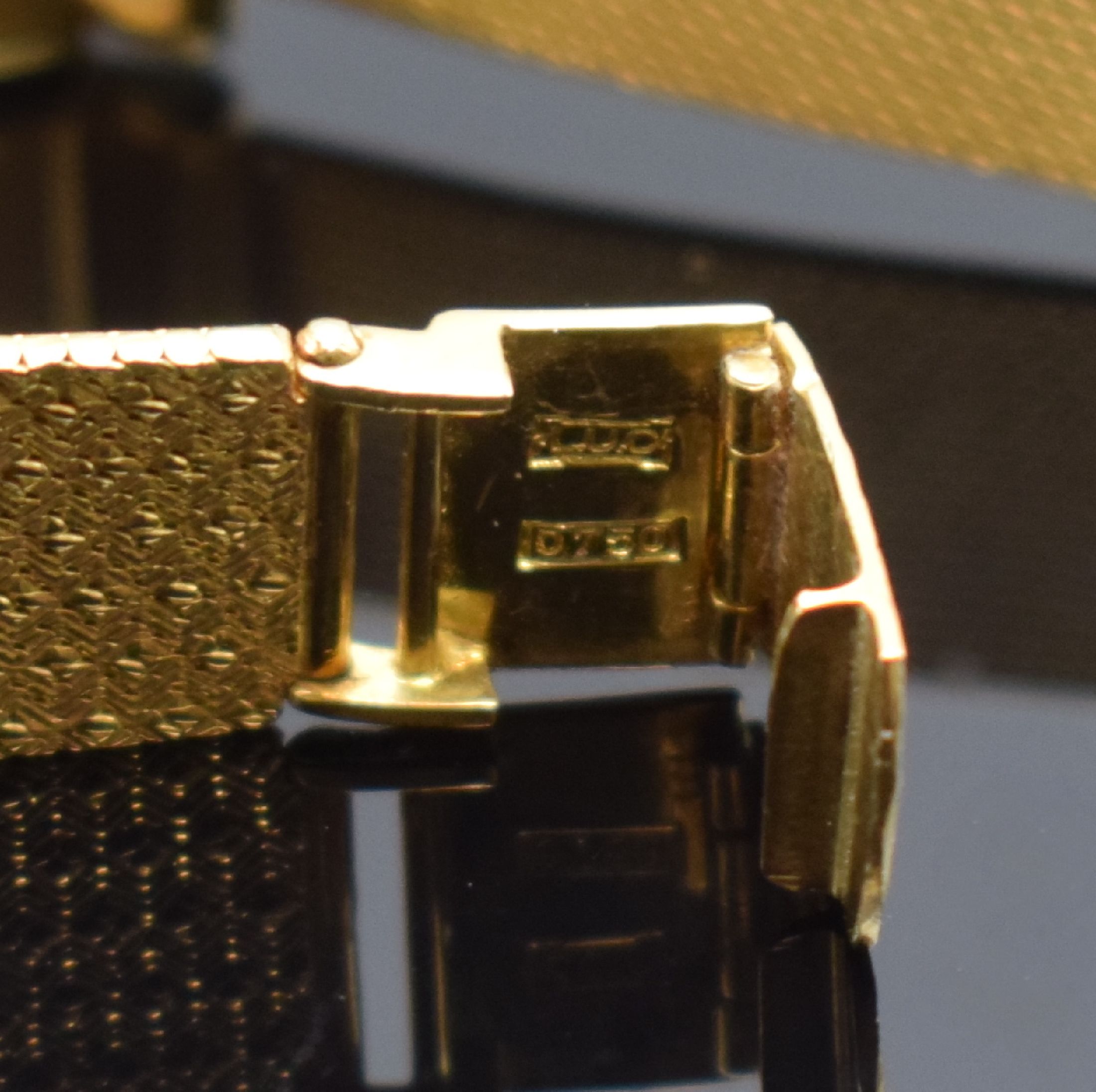 Detail b: OMEGA Armbanduhr in GG 750/000, Schweiz um 1965, Handaufzug, Boden aufgedr., silb. Zifferbl. m. aufgel. gold. Std.-Ind. und Zeigern pat., rotverg. ...