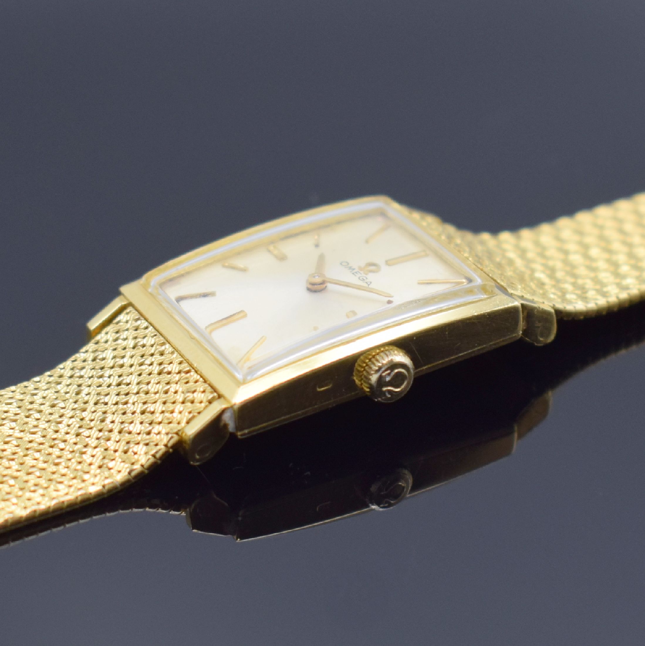 Detail c: OMEGA Armbanduhr in GG 750/000, Schweiz um 1965, Handaufzug, Boden aufgedr., silb. Zifferbl. m. aufgel. gold. Std.-Ind. und Zeigern pat., rotverg. ...