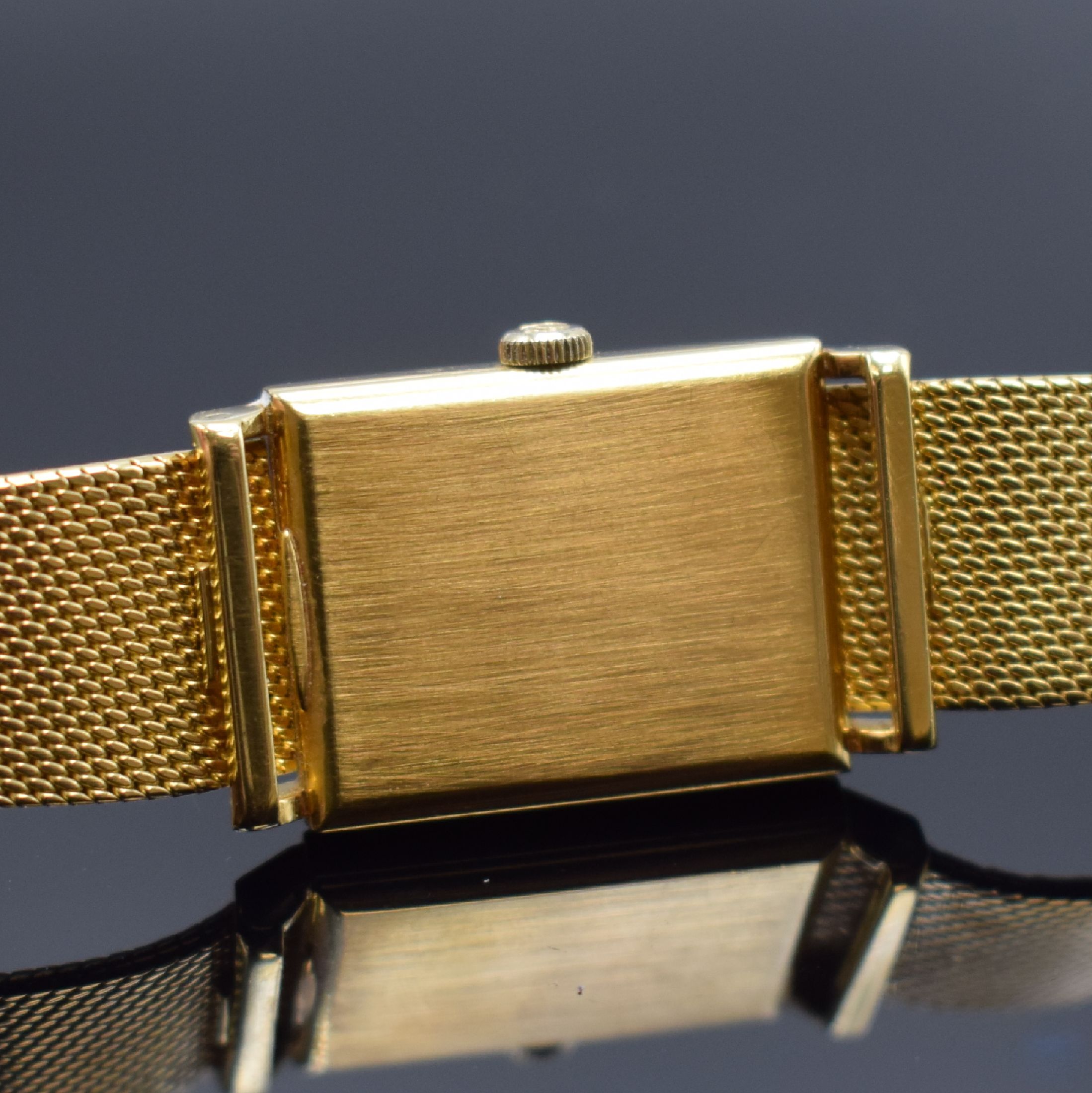 Detail d: OMEGA Armbanduhr in GG 750/000, Schweiz um 1965, Handaufzug, Boden aufgedr., silb. Zifferbl. m. aufgel. gold. Std.-Ind. und Zeigern pat., rotverg. ...