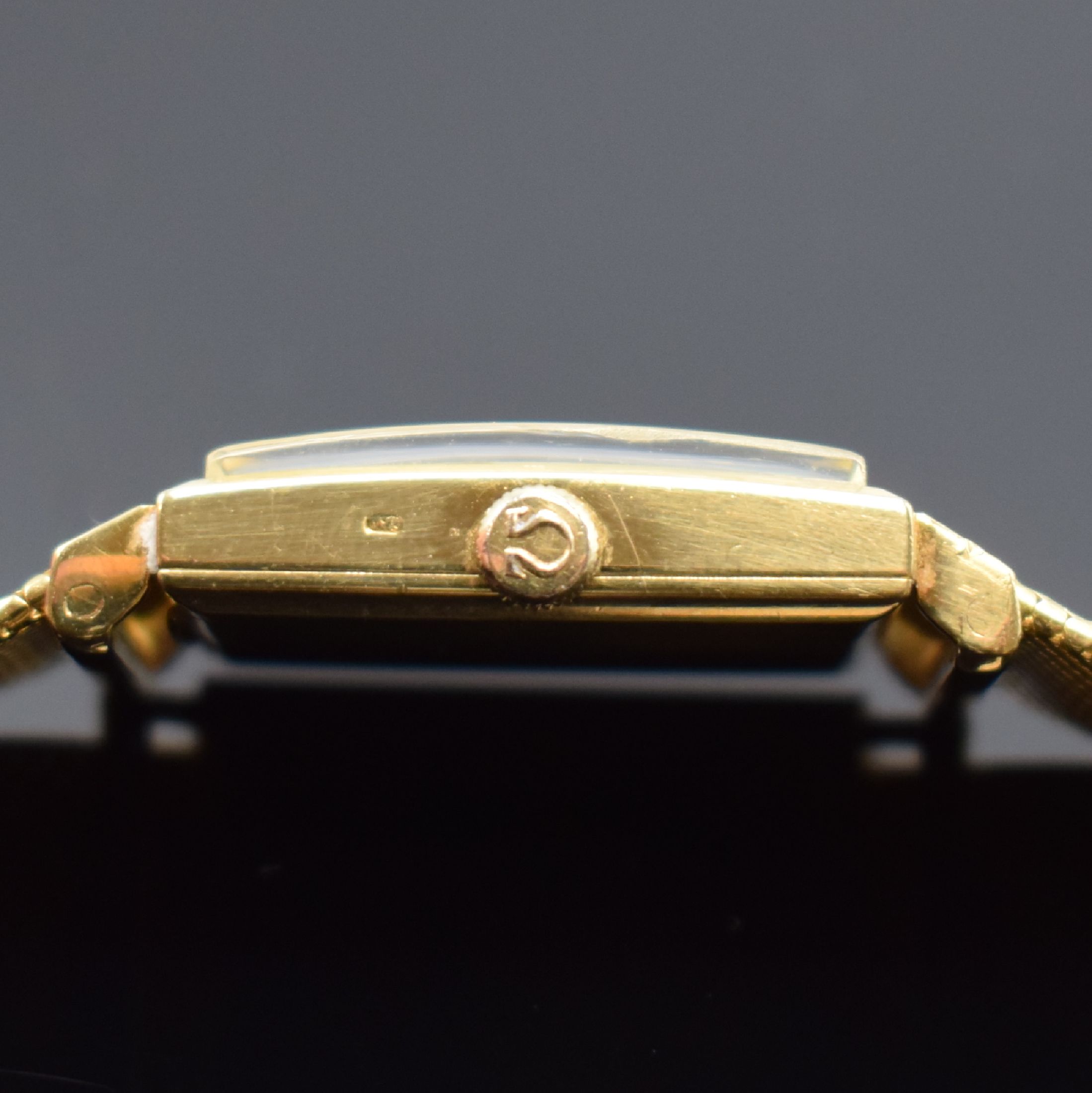 Detail e: OMEGA Armbanduhr in GG 750/000, Schweiz um 1965, Handaufzug, Boden aufgedr., silb. Zifferbl. m. aufgel. gold. Std.-Ind. und Zeigern pat., rotverg. ...