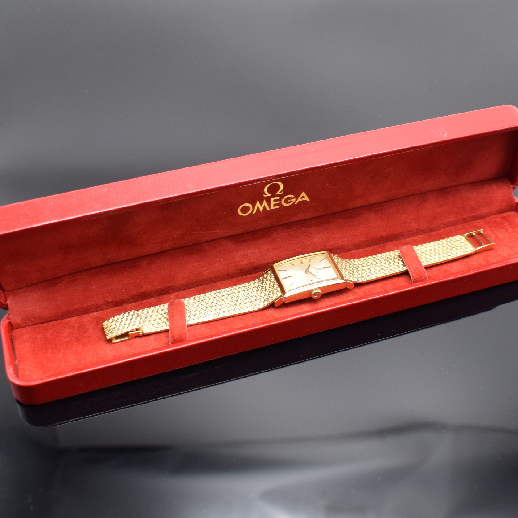 Detail f: OMEGA Armbanduhr in GG 750/000, Schweiz um 1965, Handaufzug, Boden aufgedr., silb. Zifferbl. m. aufgel. gold. Std.-Ind. und Zeigern pat., rotverg. ...
