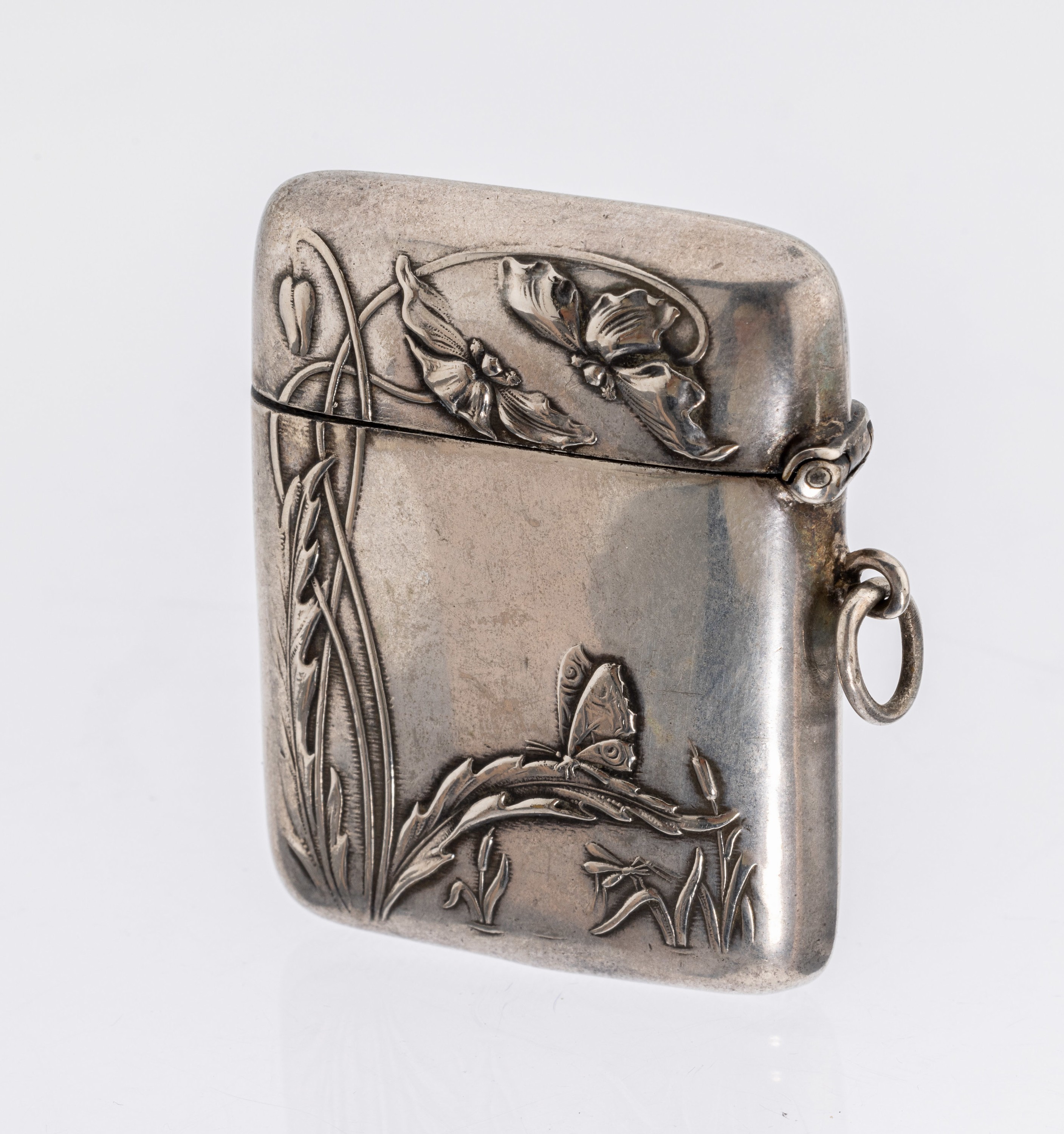 Detail a: Jugendstil Streichholzetui, wohl Frankreich um 1900, Metall versilbert, beids. jugendstiltyp. Dekor mit Lilien und Schmetterling in Schilfpflanzen, ...
