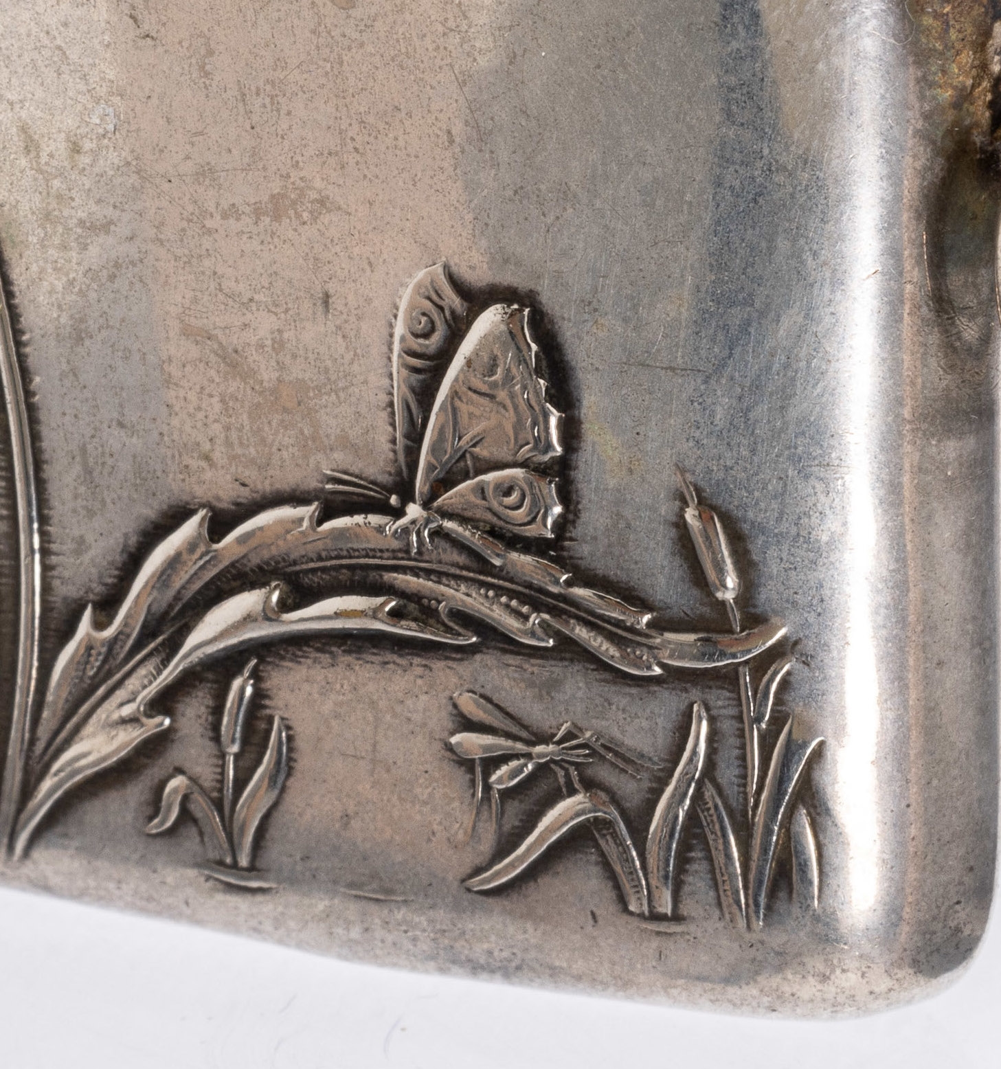 Detail b: Jugendstil Streichholzetui, wohl Frankreich um 1900, Metall versilbert, beids. jugendstiltyp. Dekor mit Lilien und Schmetterling in Schilfpflanzen, ...