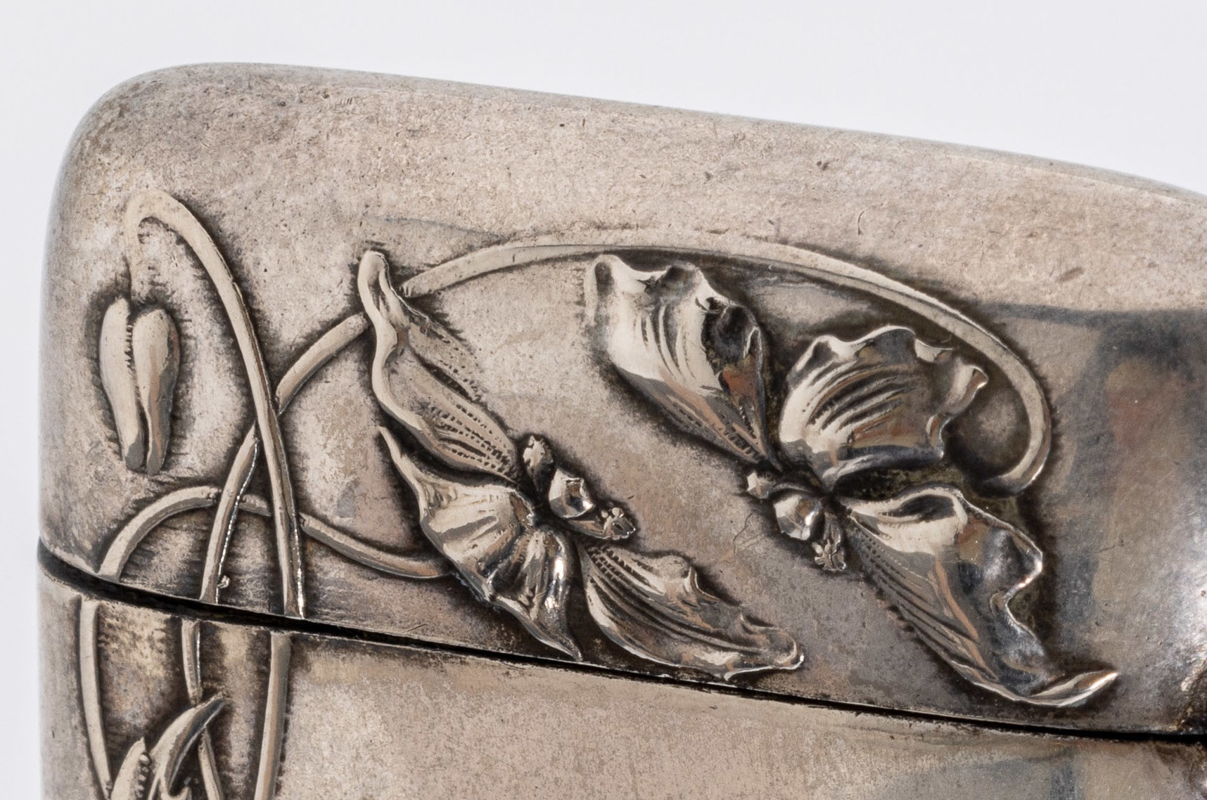 Detail c: Jugendstil Streichholzetui, wohl Frankreich um 1900, Metall versilbert, beids. jugendstiltyp. Dekor mit Lilien und Schmetterling in Schilfpflanzen, ...
