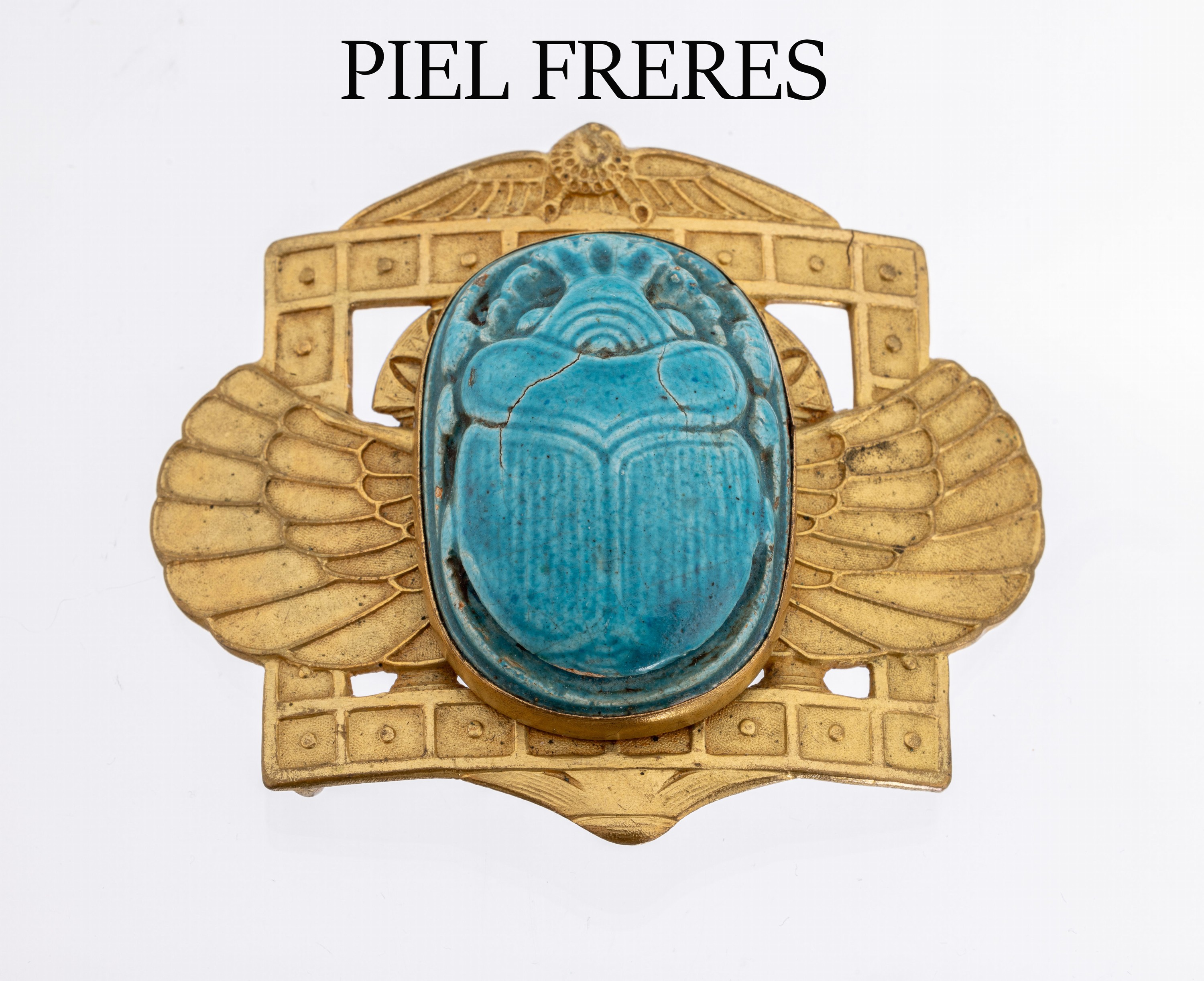 Gürtelschließe PIEL FRERES um 1900/05, Metall vergoldet, mittig größer türkisfarbenerFayence-Skarabäus, Horusschwingen in geometrisierendem ...