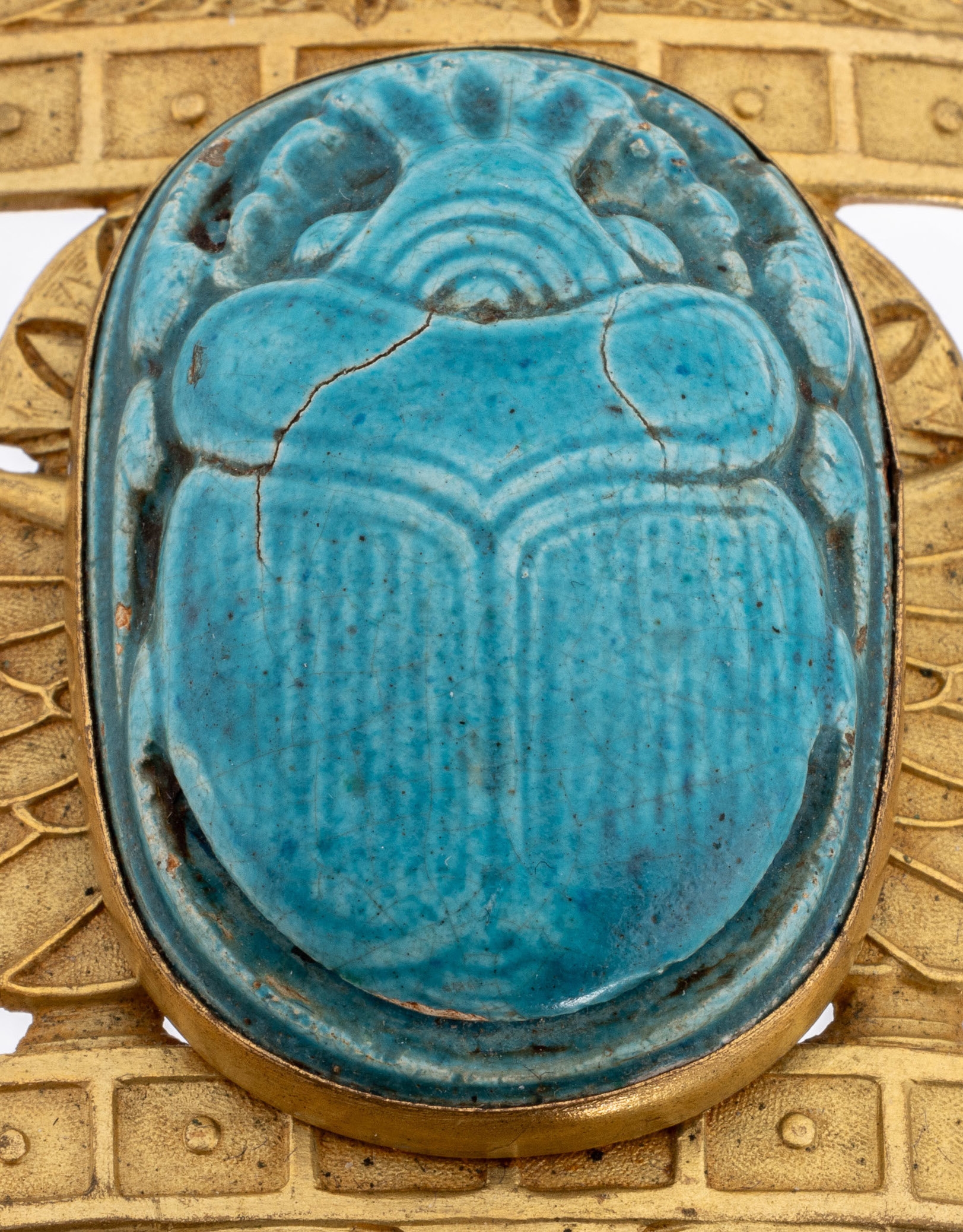 Detail a: Gürtelschließe PIEL FRERES um 1900/05, Metall vergoldet, mittig größer türkisfarbenerFayence-Skarabäus, Horusschwingen in geometrisierendem ...