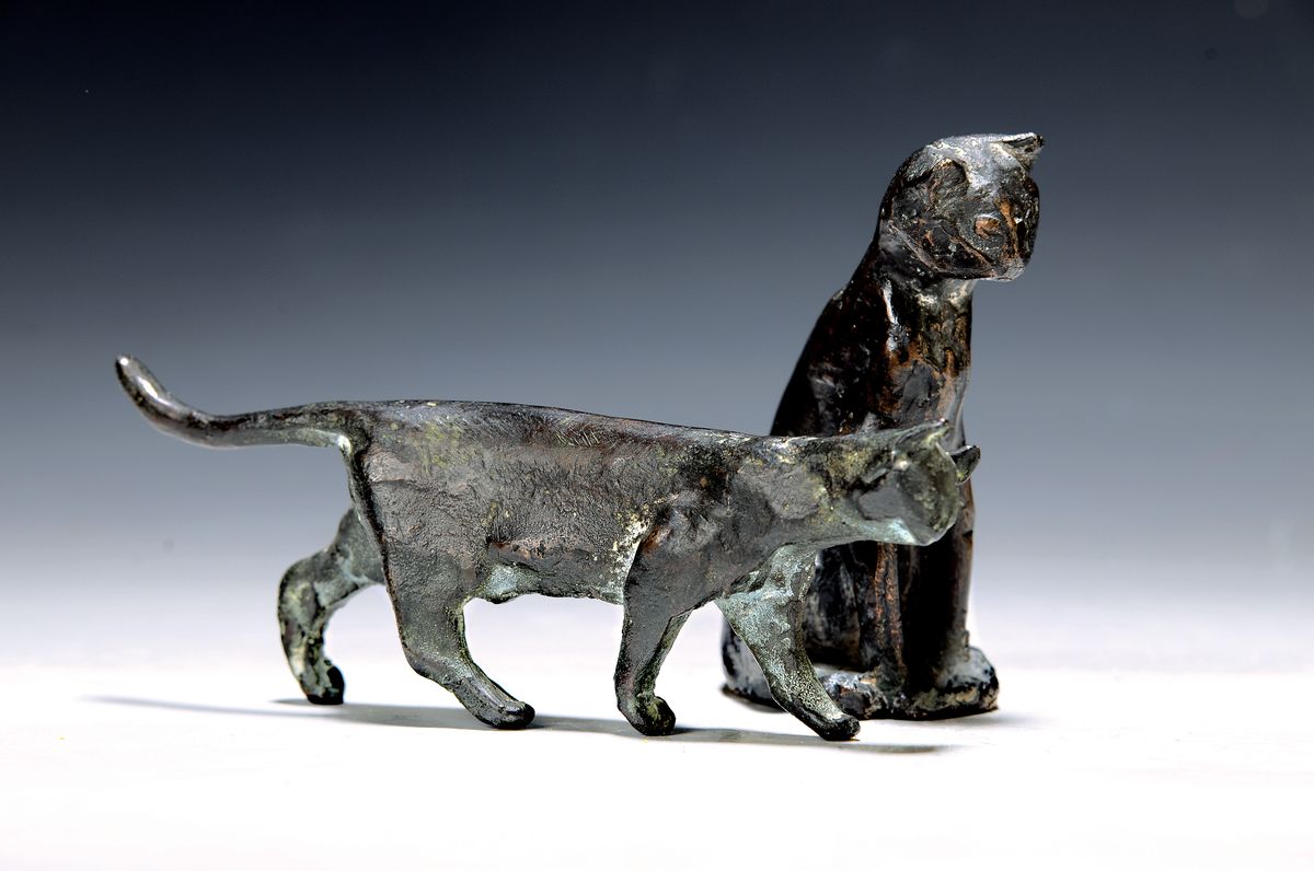 Ernemann Friedrich Sander, 1925 Leipzig - 2020 Bad Godesberg, zwei Katzenskulpturen, vollplastisch, 1. sitzende Katze, 2. schreitende Katze, einmal ...