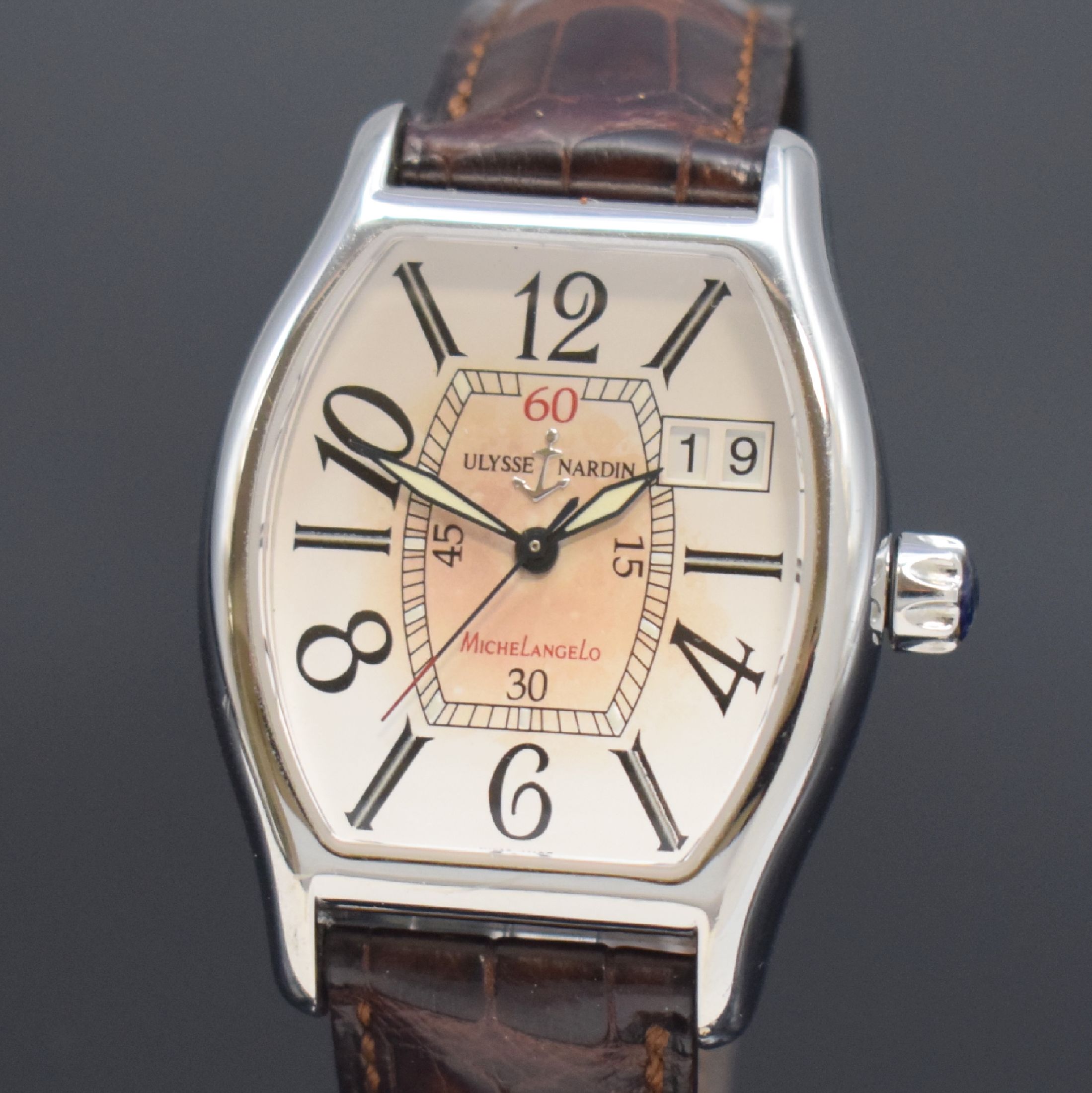 Detail a: ULYSSE NARDIN Michelangelo Big Date Herrenarmbanduhr Referenz 233-48, Schweiz um 2005, Automatik, tonneauförmiges Geh. in Stahl, Boden 4-fach ...