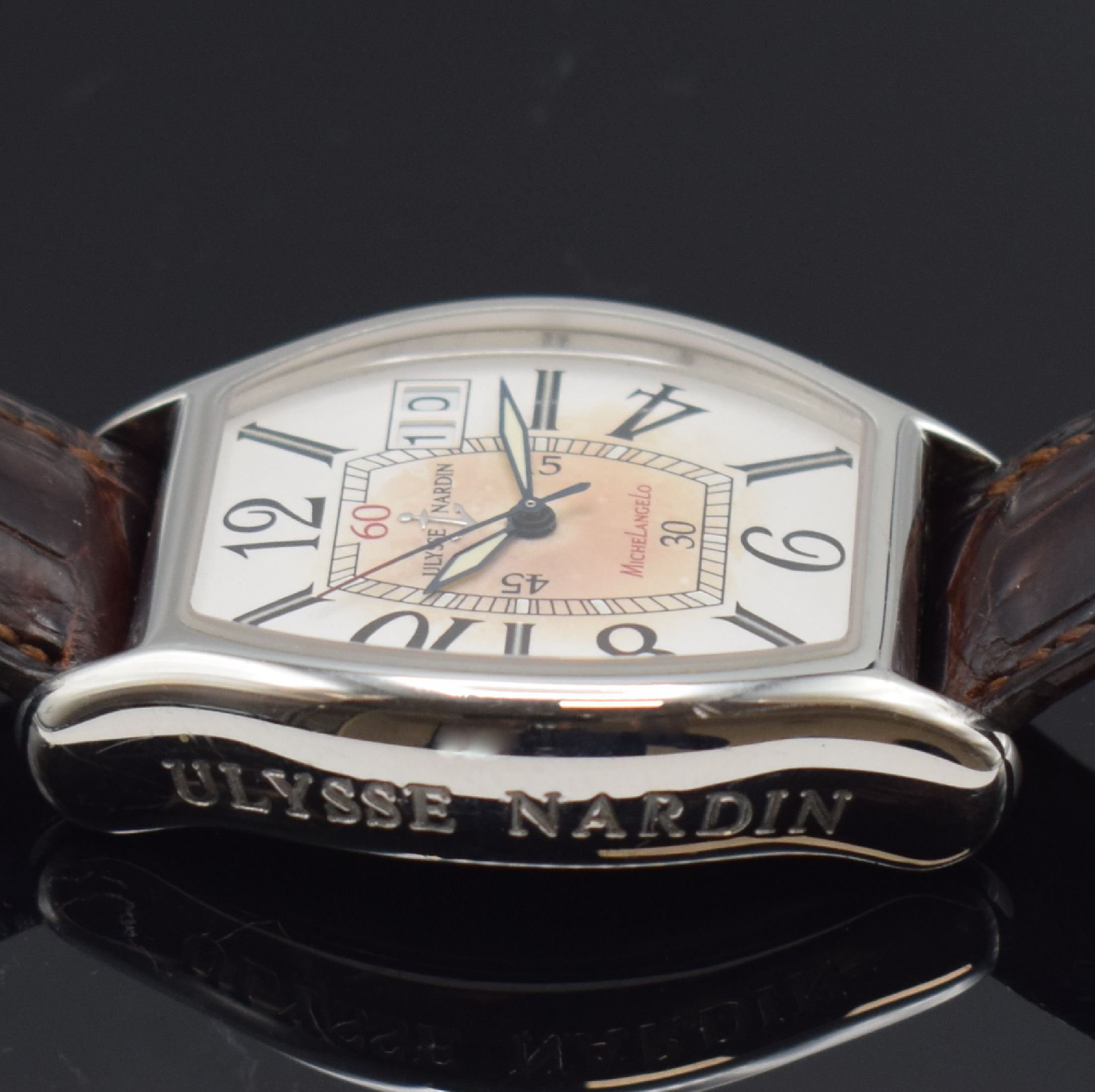 Detail d: ULYSSE NARDIN Michelangelo Big Date Herrenarmbanduhr Referenz 233-48, Schweiz um 2005, Automatik, tonneauförmiges Geh. in Stahl, Boden 4-fach ...