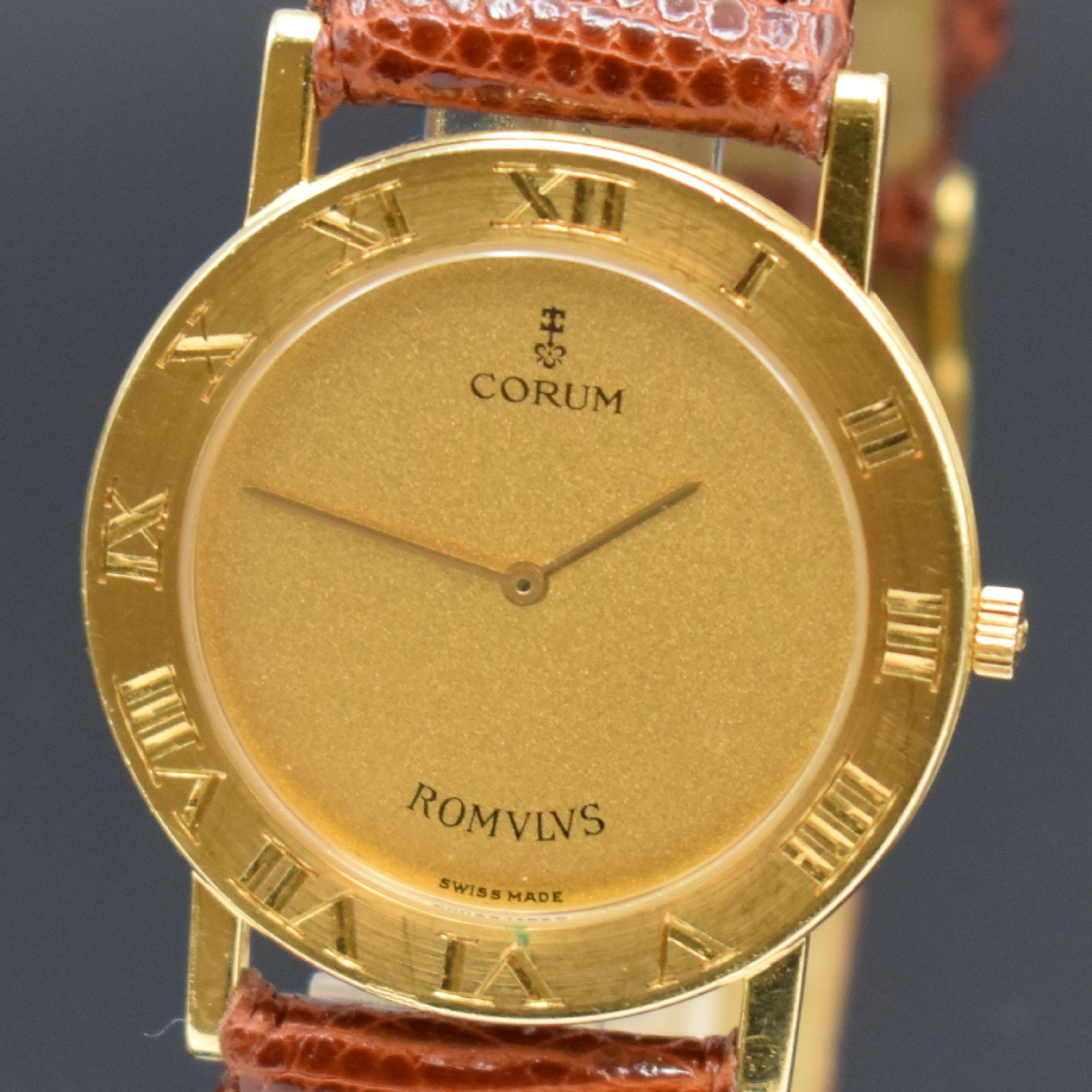 Detail a: CORUM Romulus Armbanduhr in GG 750/000 Referenz 50.101.56, Schweiz um 1994, quarz, 2-teil. Geh., Boden 6-fach verschr. (1x Schr. def. / zu ers.), ...