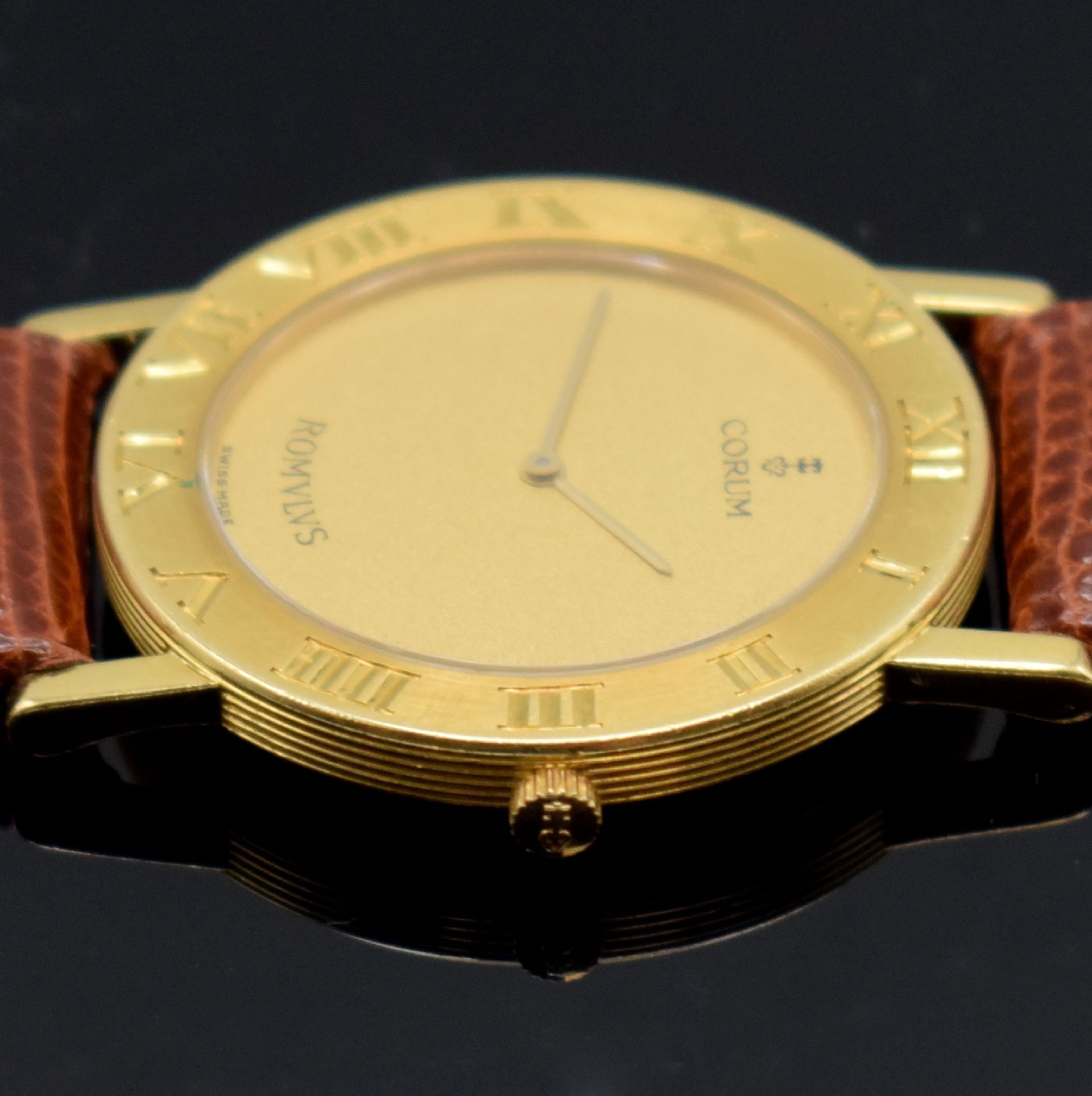 Detail b: CORUM Romulus Armbanduhr in GG 750/000 Referenz 50.101.56, Schweiz um 1994, quarz, 2-teil. Geh., Boden 6-fach verschr. (1x Schr. def. / zu ers.), ...