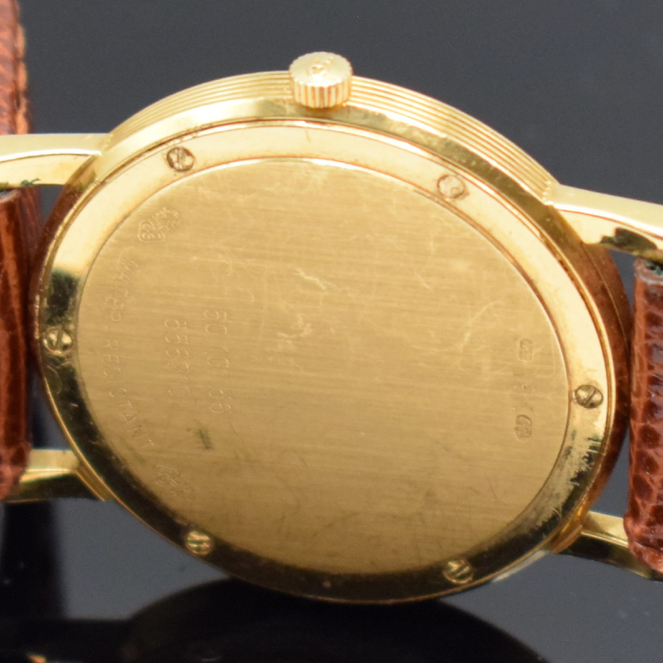 Detail d: CORUM Romulus Armbanduhr in GG 750/000 Referenz 50.101.56, Schweiz um 1994, quarz, 2-teil. Geh., Boden 6-fach verschr. (1x Schr. def. / zu ers.), ...