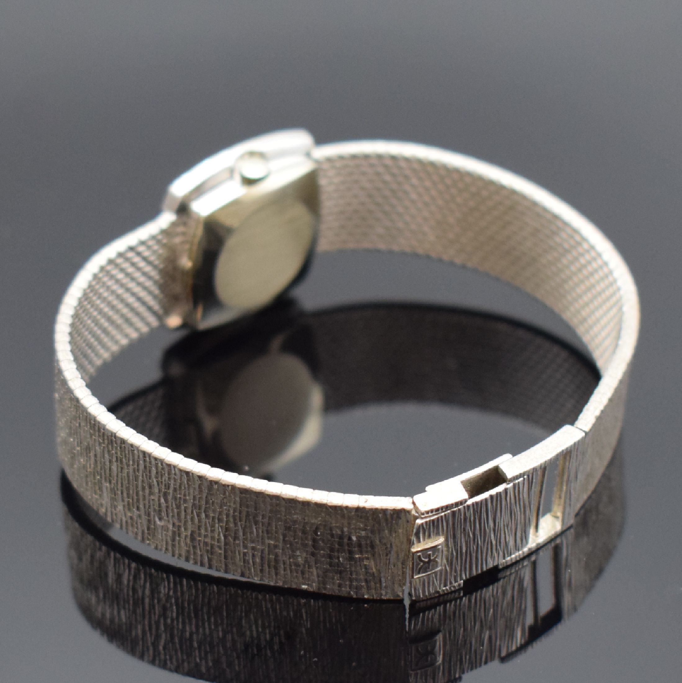 Detail b: EBEL Damenarmbanduhr in WG 750/000, Handaufzug, Schweiz um 1965, Lünette seitl. m. Diamanten bes., Boden aufgedr., Milanaiseband, Strukturzifferbl. ...