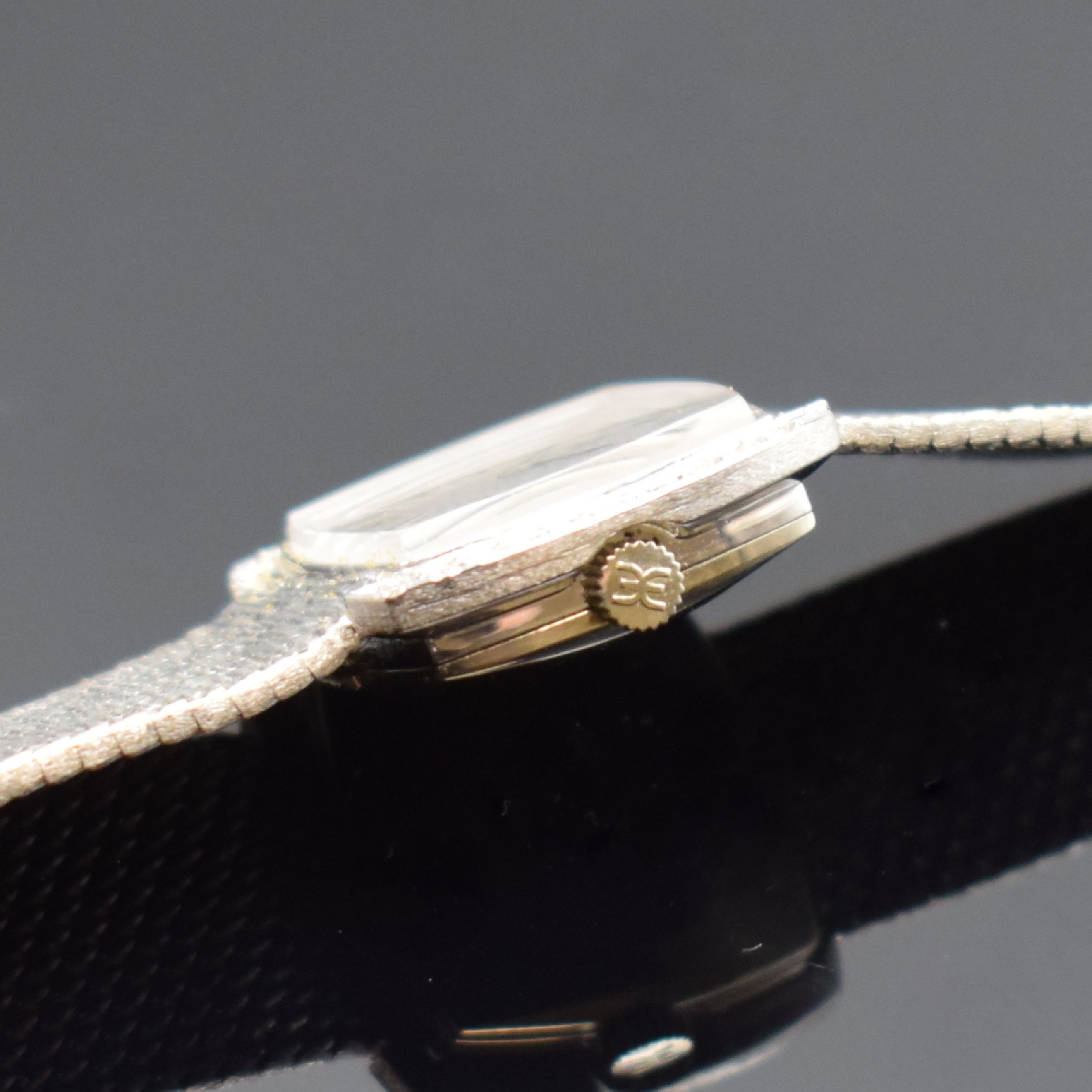 Detail d: EBEL Damenarmbanduhr in WG 750/000, Handaufzug, Schweiz um 1965, Lünette seitl. m. Diamanten bes., Boden aufgedr., Milanaiseband, Strukturzifferbl. ...