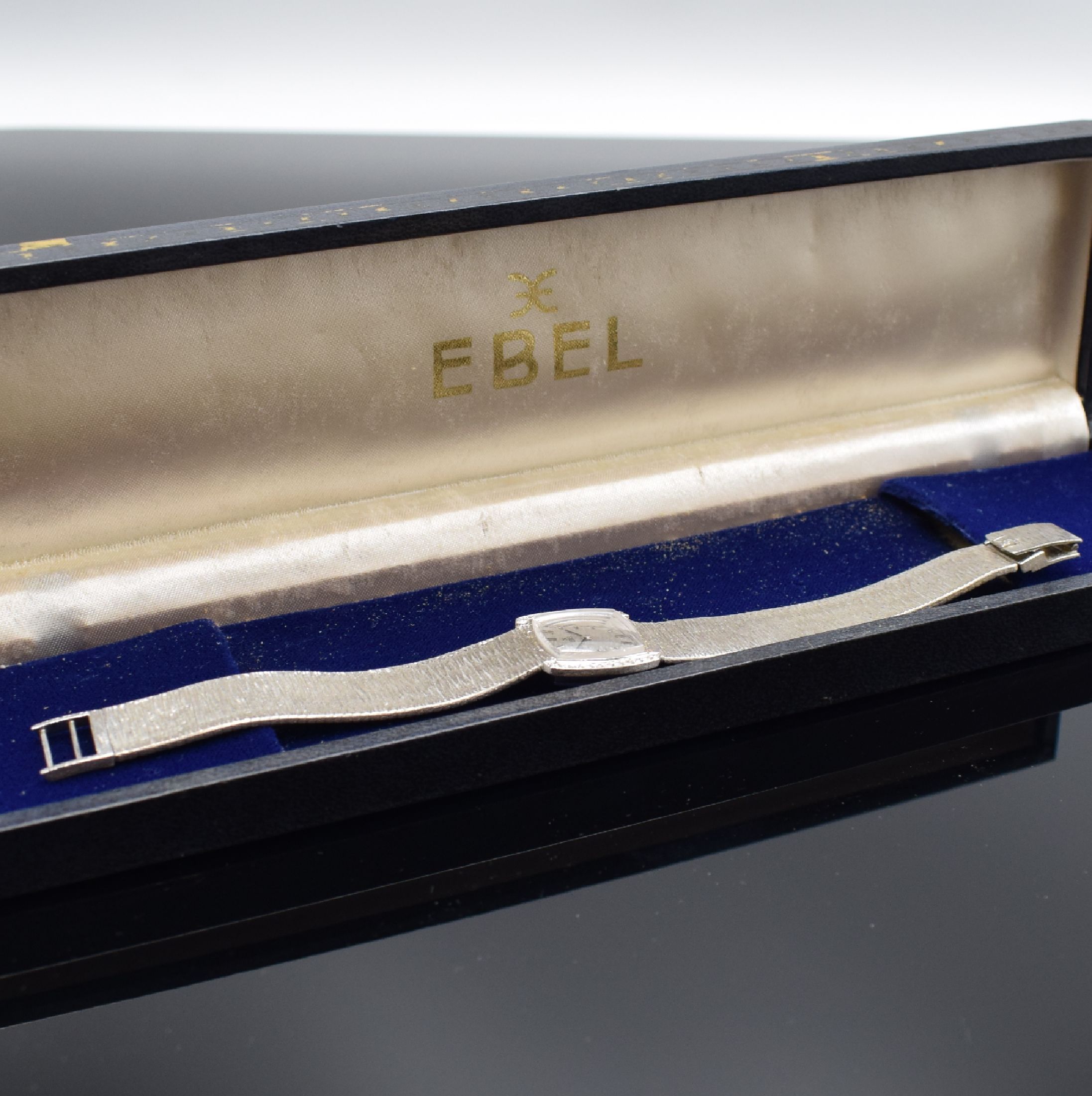 Detail f: EBEL Damenarmbanduhr in WG 750/000, Handaufzug, Schweiz um 1965, Lünette seitl. m. Diamanten bes., Boden aufgedr., Milanaiseband, Strukturzifferbl. ...