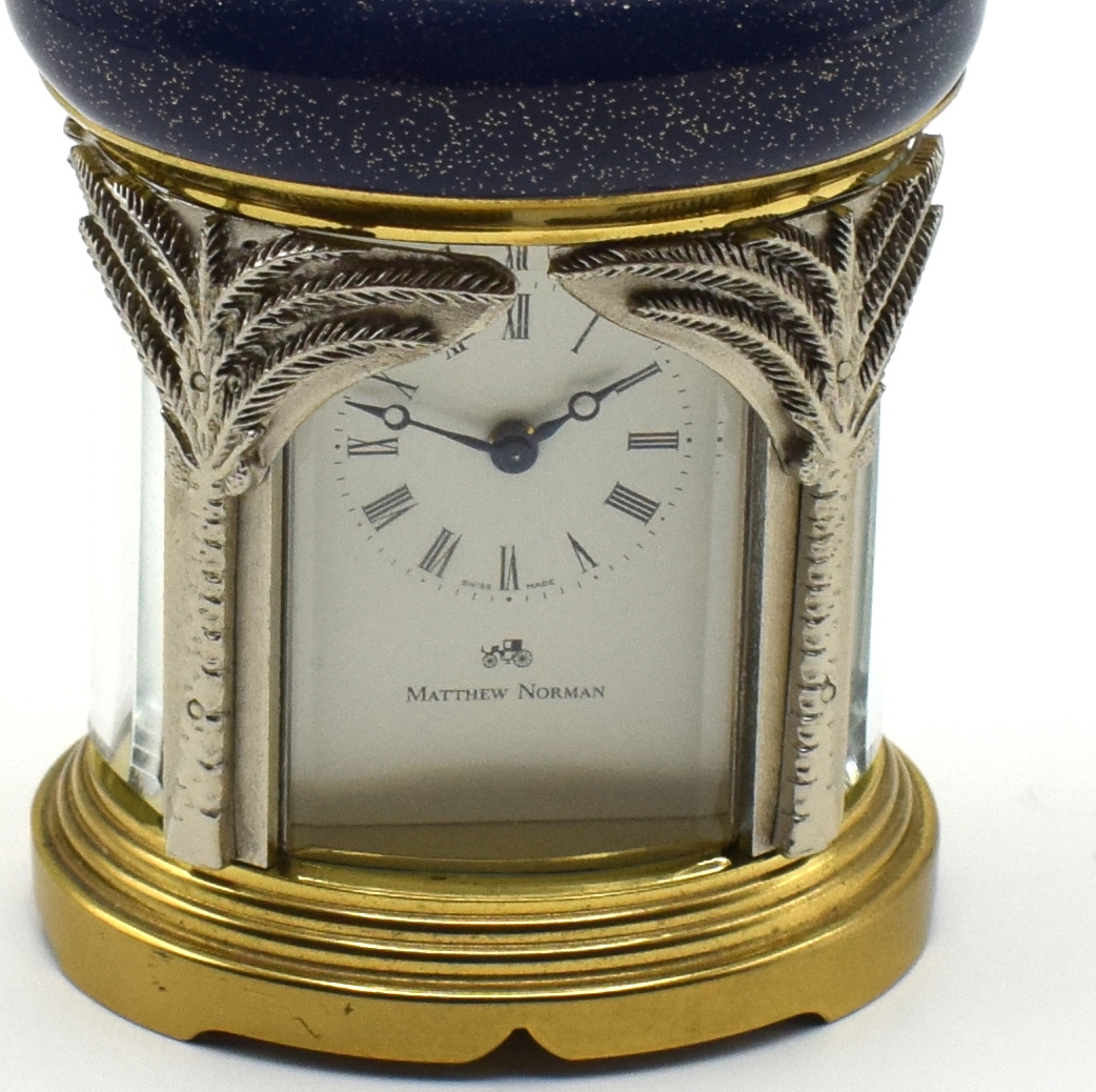 Detail a: MATTHEW NORMAN kleine 8-Tage-Reiseuhr im orientalischen Stil, Schweiz um 1985, ovales 4-seitig vergl. Messinggeh., blau/gold-lack. Kopf m. Öse, ...