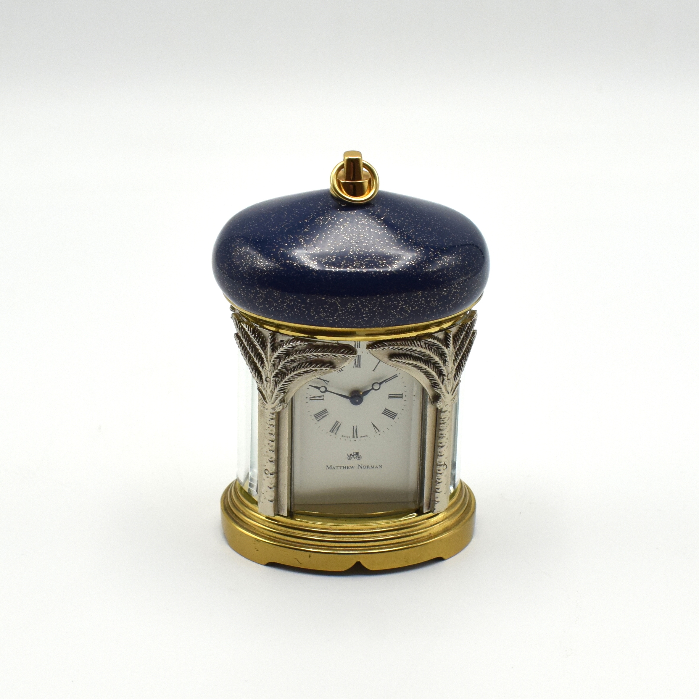 Detail i: MATTHEW NORMAN kleine 8-Tage-Reiseuhr im orientalischen Stil, Schweiz um 1985, ovales 4-seitig vergl. Messinggeh., blau/gold-lack. Kopf m. Öse, ...