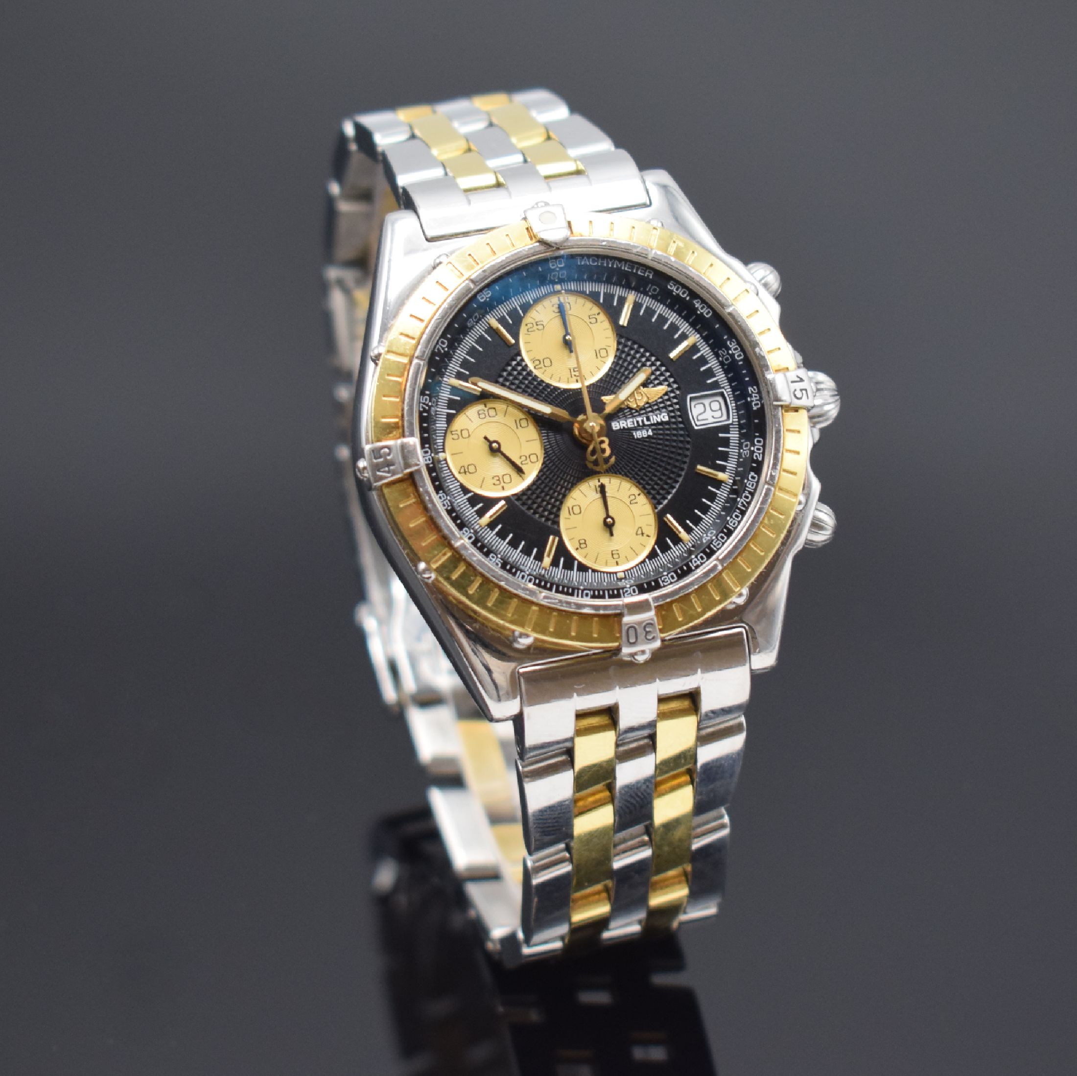 Detail b: BREITLING Chronomat Herrenarmbanduhr mit Chronograph Referenz D13050.1, Schweiz um 1995, Automatik, Edelstahl/Gold komb., verschr. Geh., Pilotband m. ...