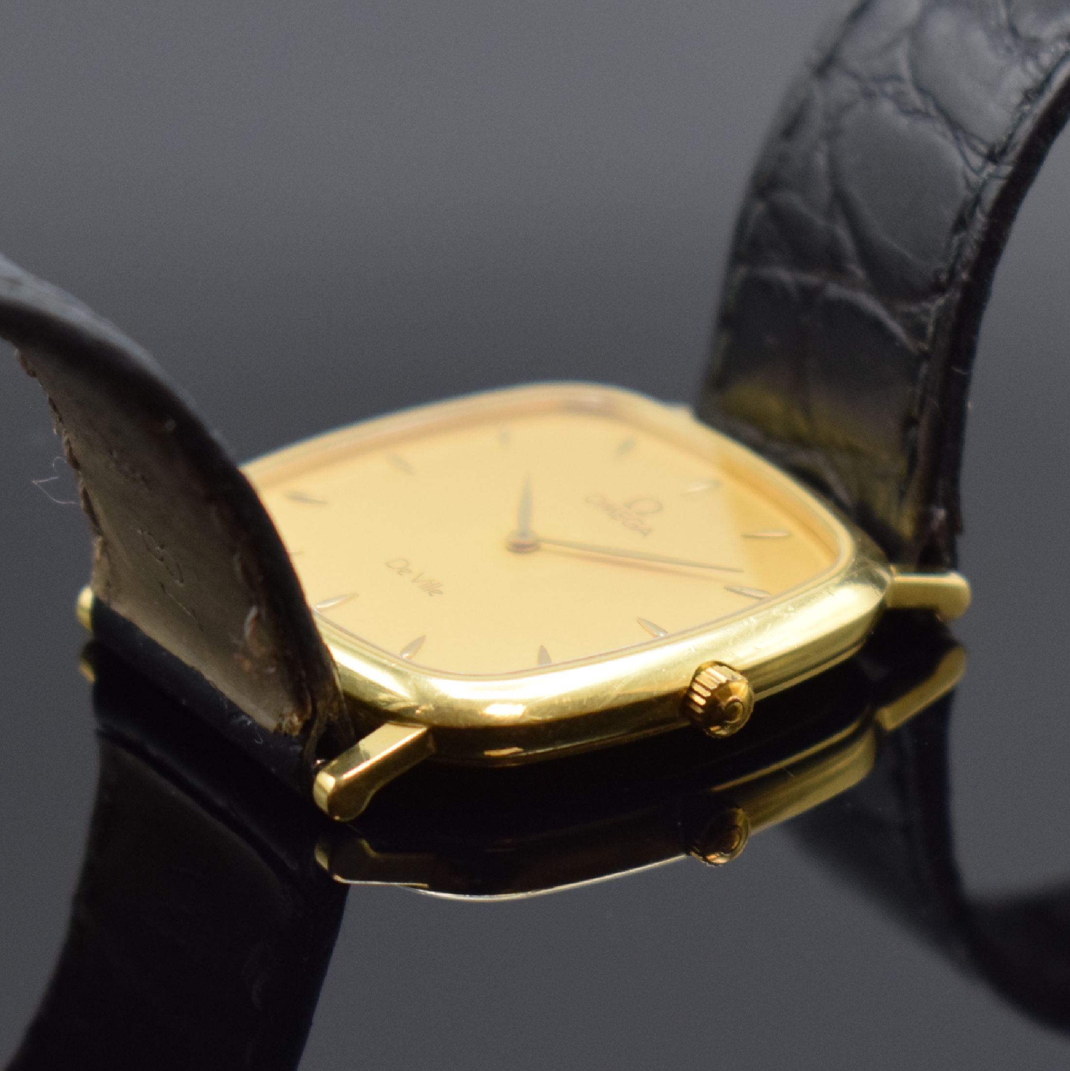 Detail b: OMEGA De Ville Armbanduhr in GG 750/000 Referenz 1953378, Schweiz um 1990, quarz, Boden aufgedr., champagnerfarb. Zifferbl. m. aufgel. gold. ...