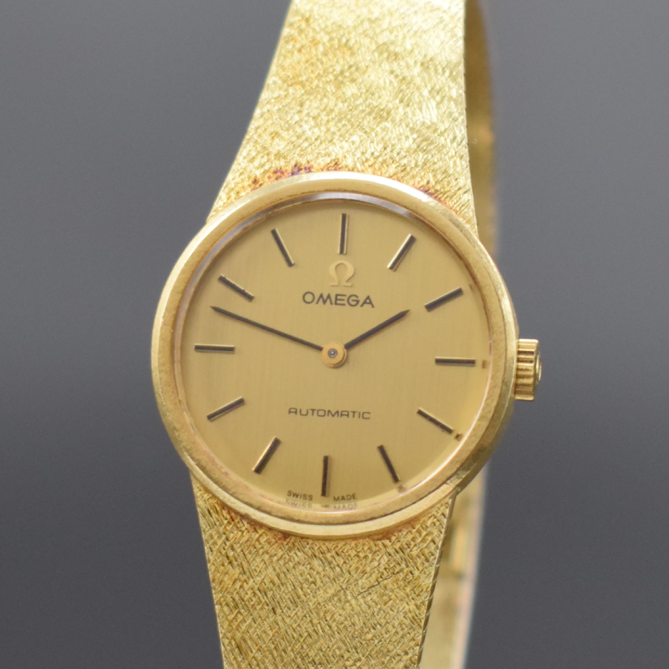Detail a: OMEGA Damenarmbanduhr in GG 585/000, Schweiz um 1973, Automatik, Boden aufgedr., champagnerfarb. Zifferbl. m. aufgel. Std.- Ind., schwarze Zeiger, ...