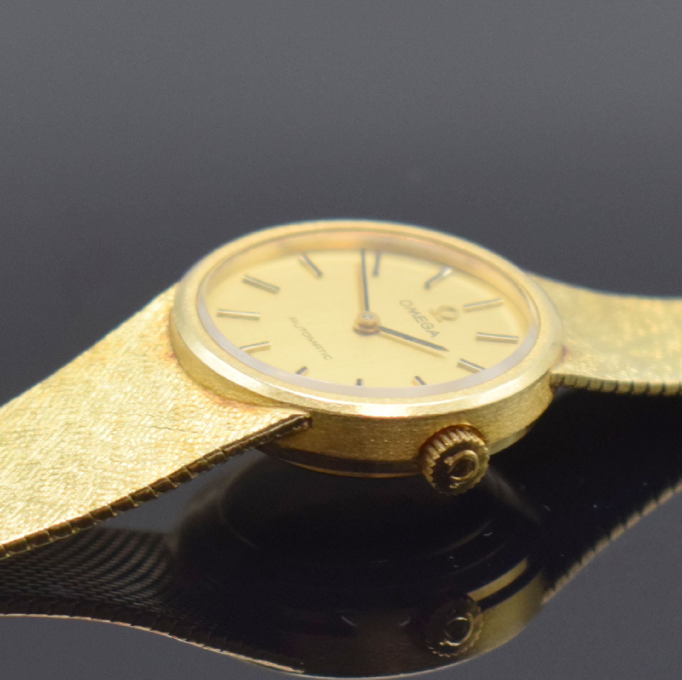 Detail d: OMEGA Damenarmbanduhr in GG 585/000, Schweiz um 1973, Automatik, Boden aufgedr., champagnerfarb. Zifferbl. m. aufgel. Std.- Ind., schwarze Zeiger, ...