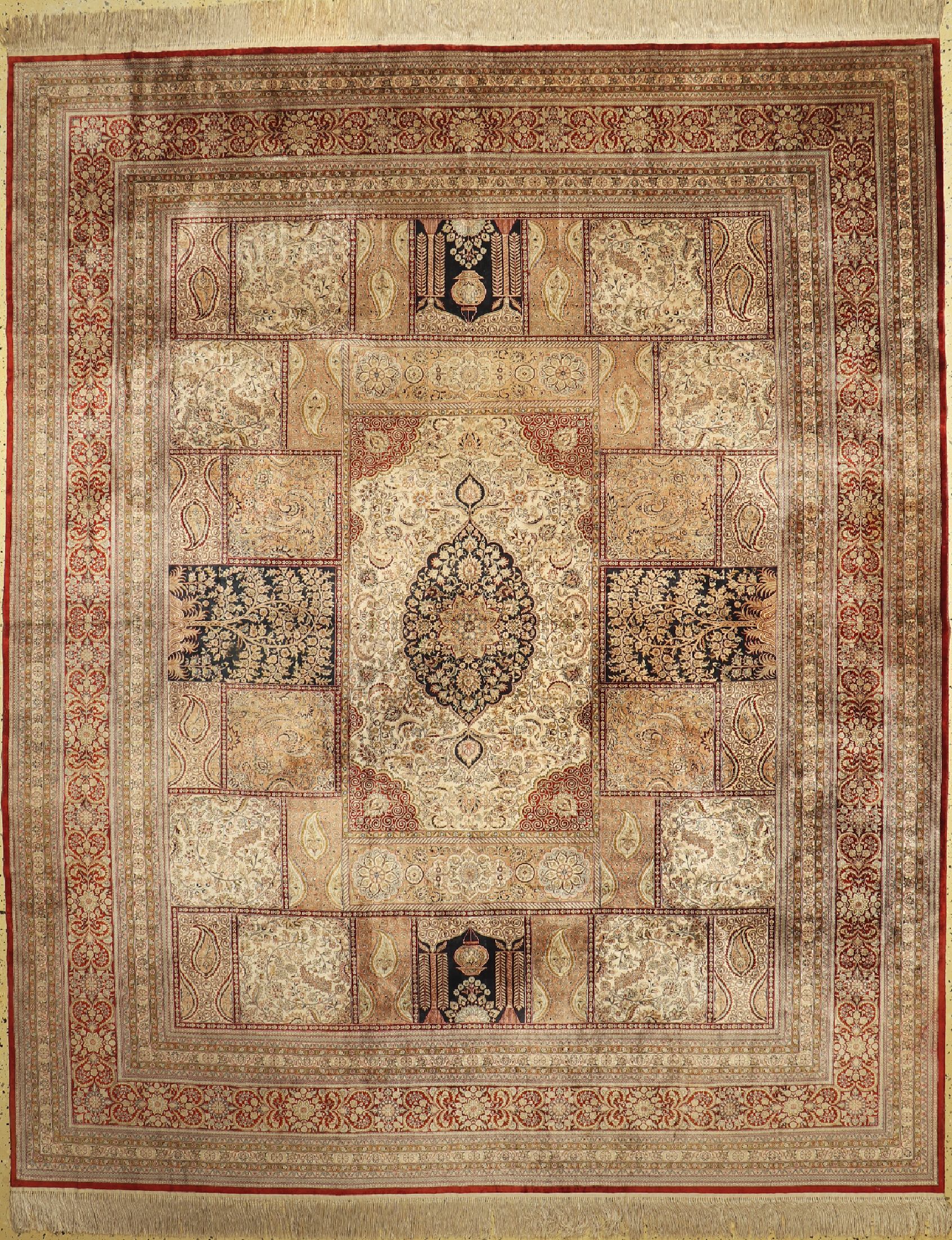 Hereke Seide fein, China, ca. 50 Jahre, reine Naturseide, ca. 305 x 250 cm, ca. 1,0 Mio. Kn/qm, EHZ: 1-2(verschmutzt)